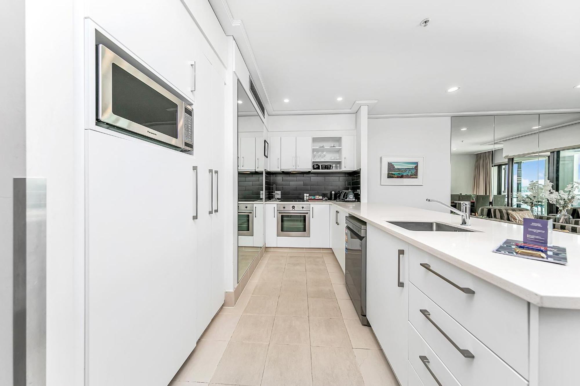 Sophisticated Spacious W Stunning Harbour View Apartment