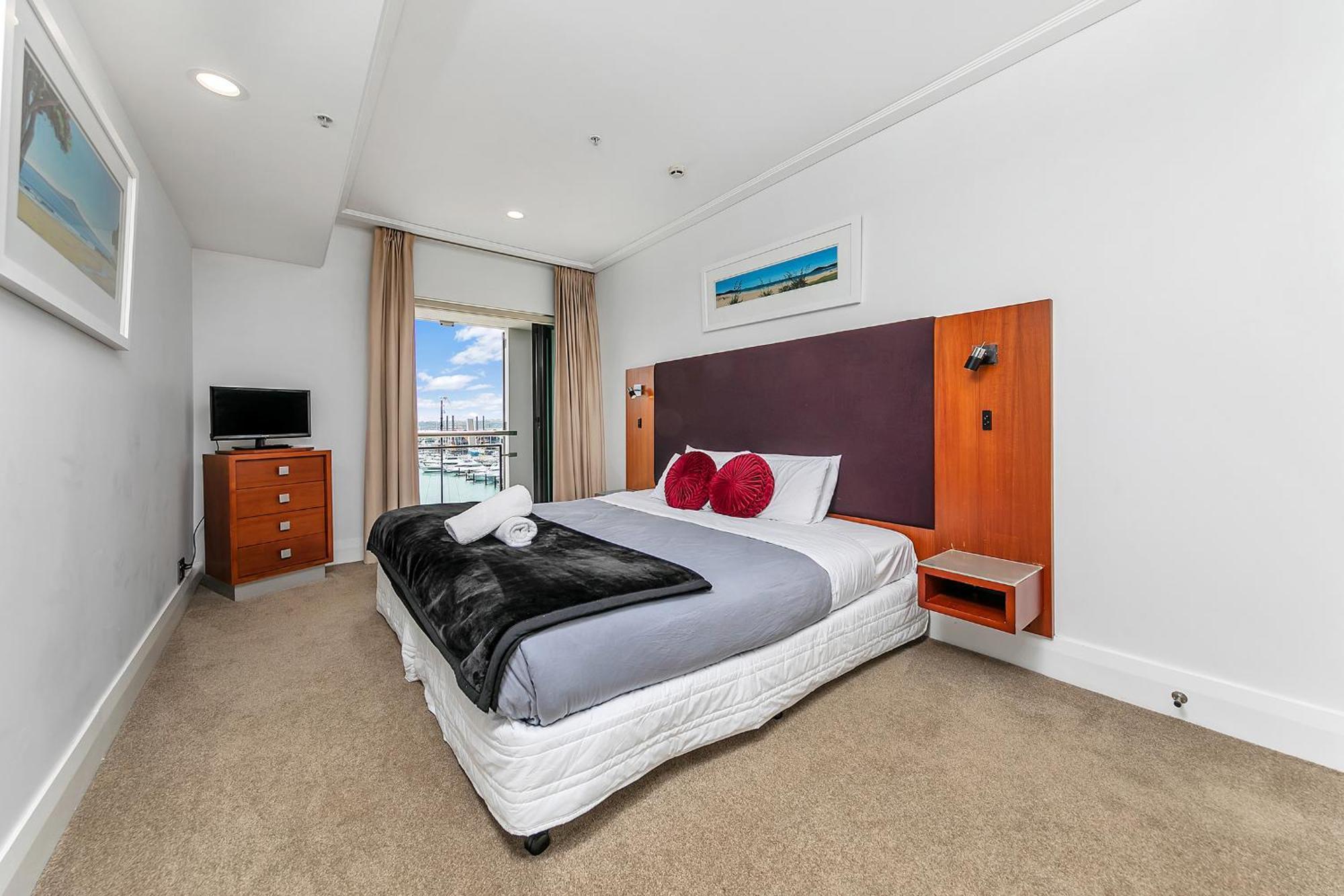 Sophisticated Spacious W Stunning Harbour View Apartment *