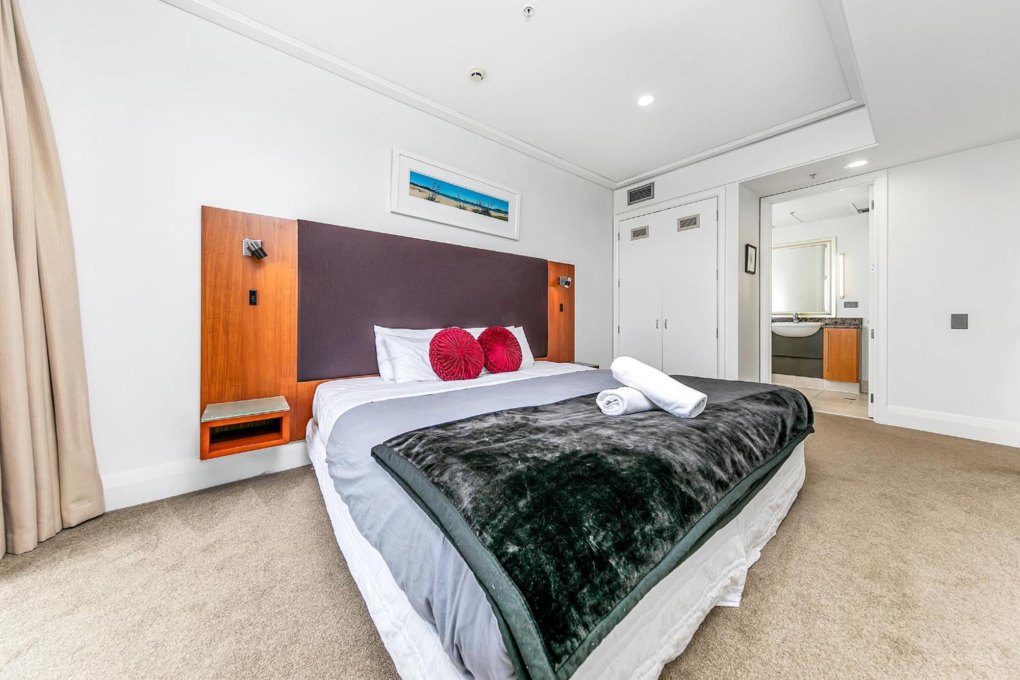 Sophisticated Spacious W Stunning Harbour View Apartment Auckland