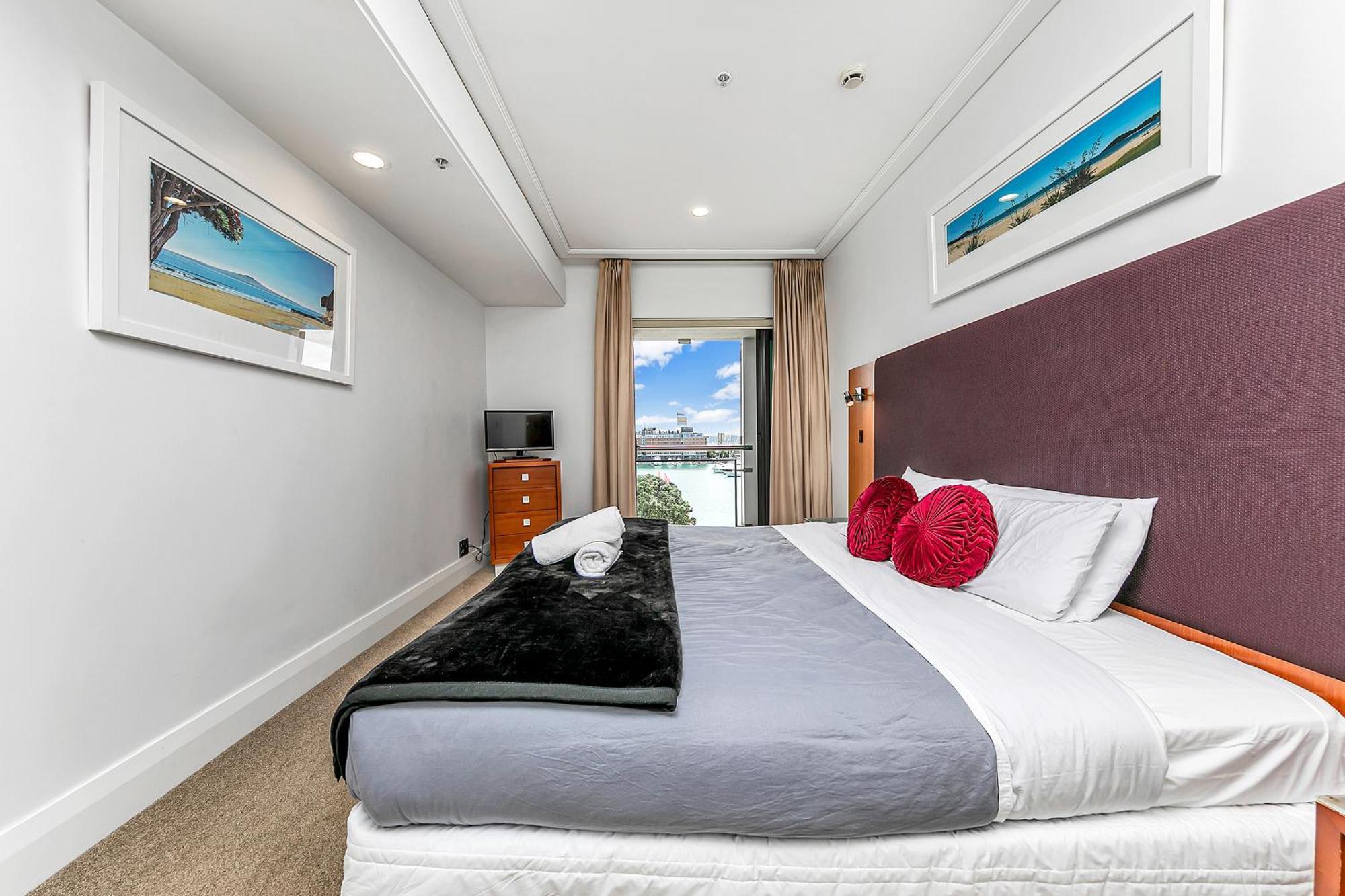 Sophisticated Spacious W Stunning Harbour View Apartment