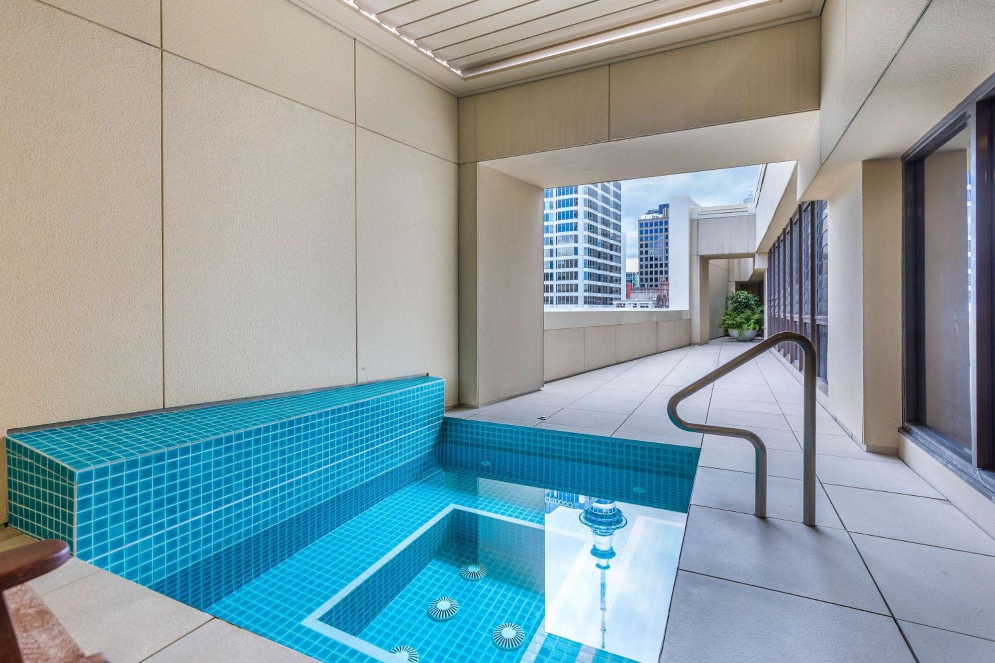 Heart Of 1br Gem With Pool And Gym Access *