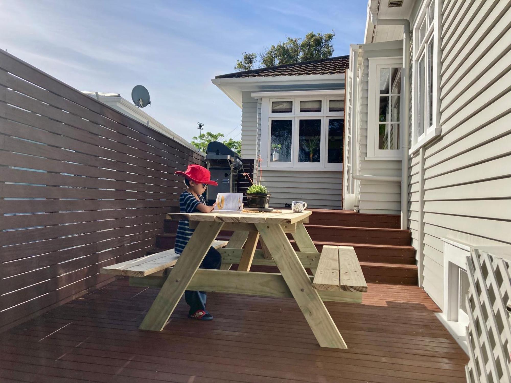 Spacious And Sunny Master Bedroom In A * Auckland