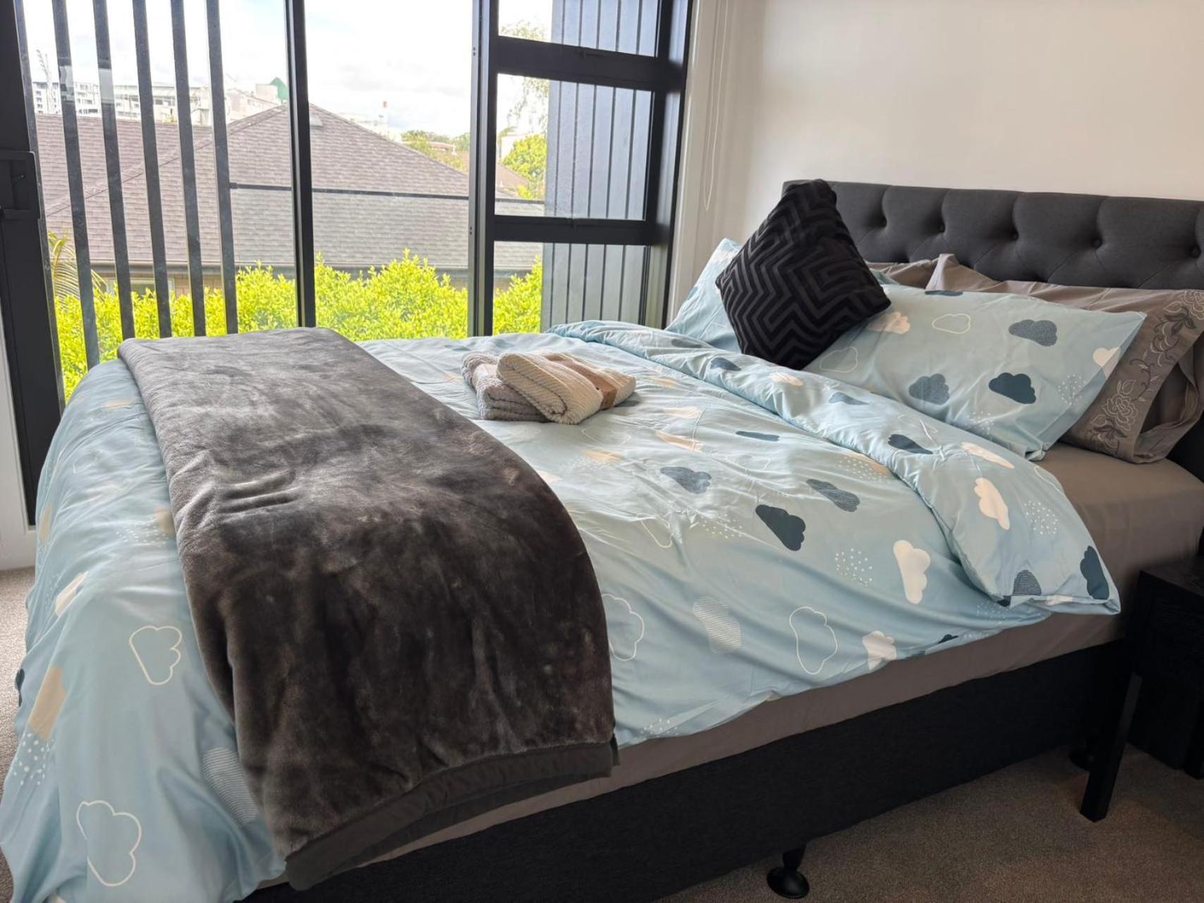 Epsom Tidy House Unit 5 *