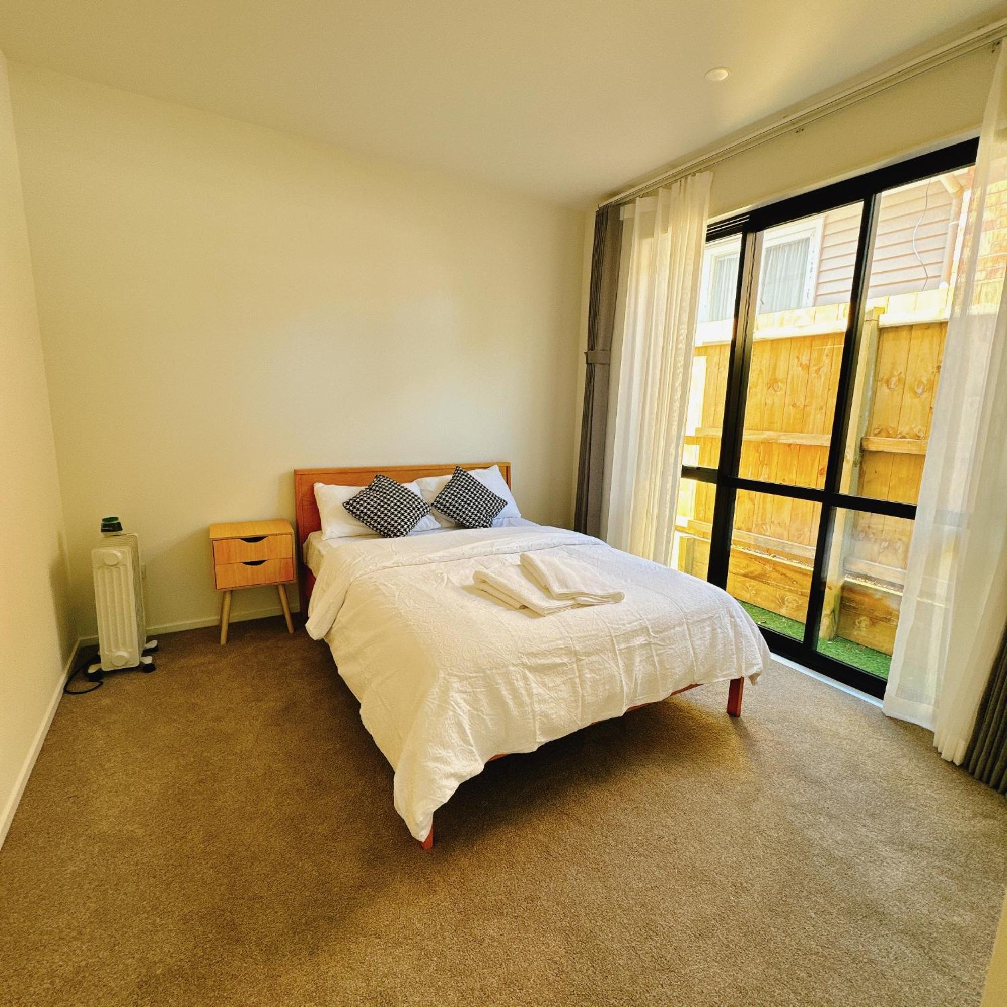 Guest house At Brand New House At Lincoln Road *