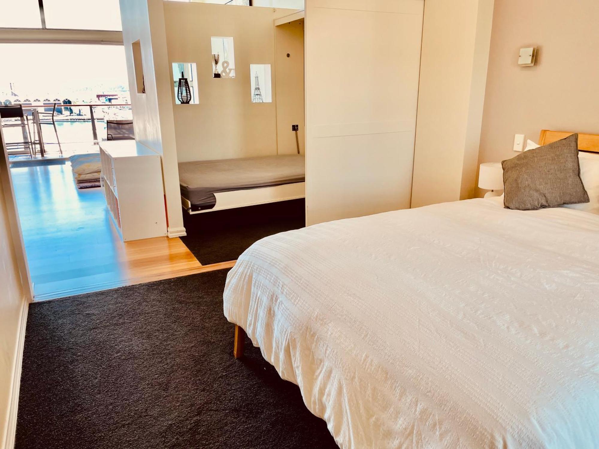 Waterfront Penthouse: Harbor View In Auckland's Heart *