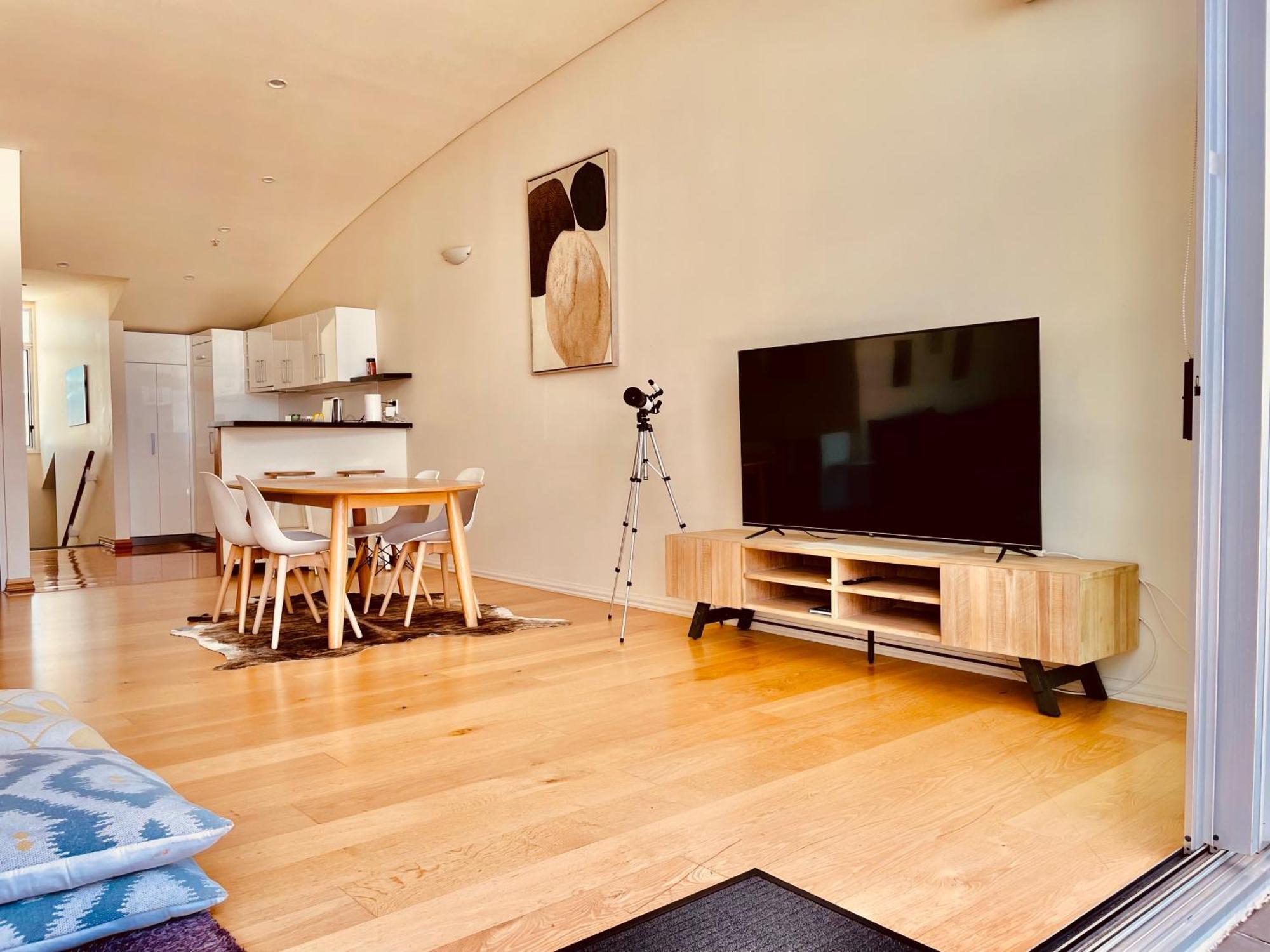 Waterfront Penthouse: Harbor View In Auckland's Heart *