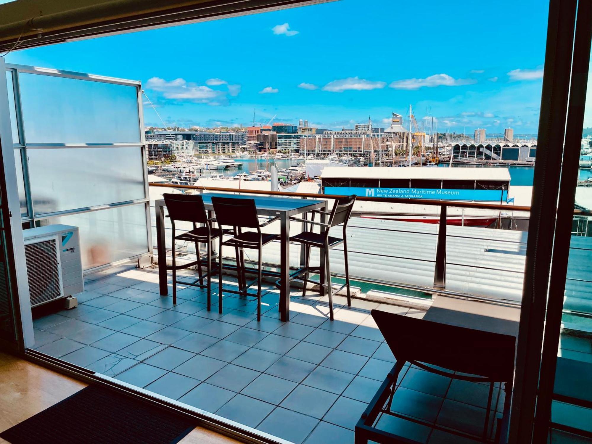Apartment Waterfront Penthouse: Harbor View In Auckland's Heart