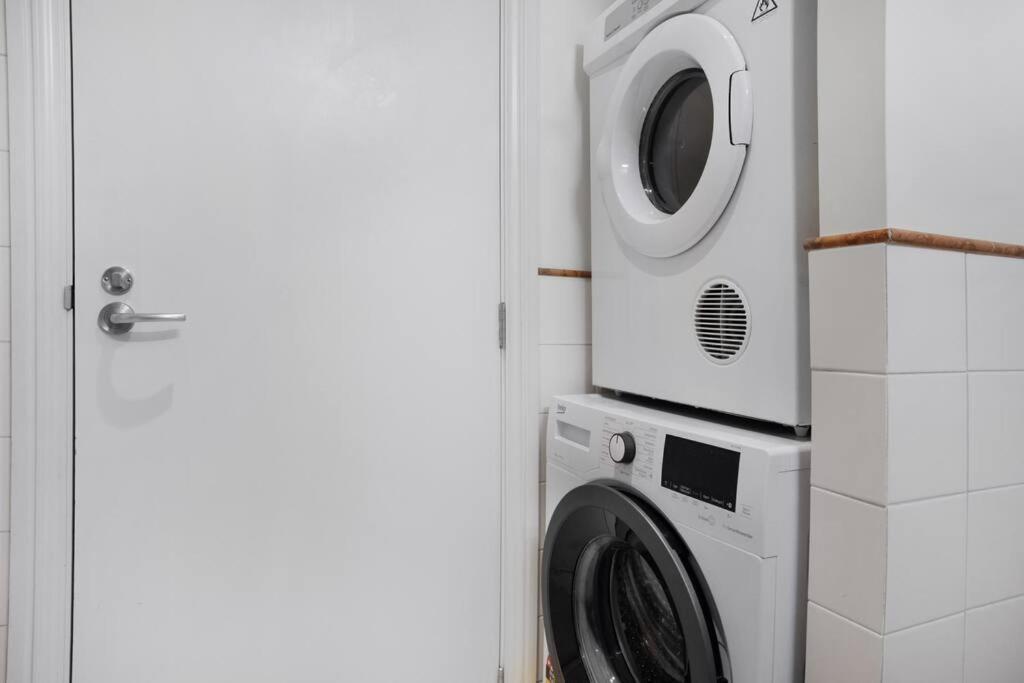 Deluxe Centre Hot Tub Heated Swimming Pool Apartment