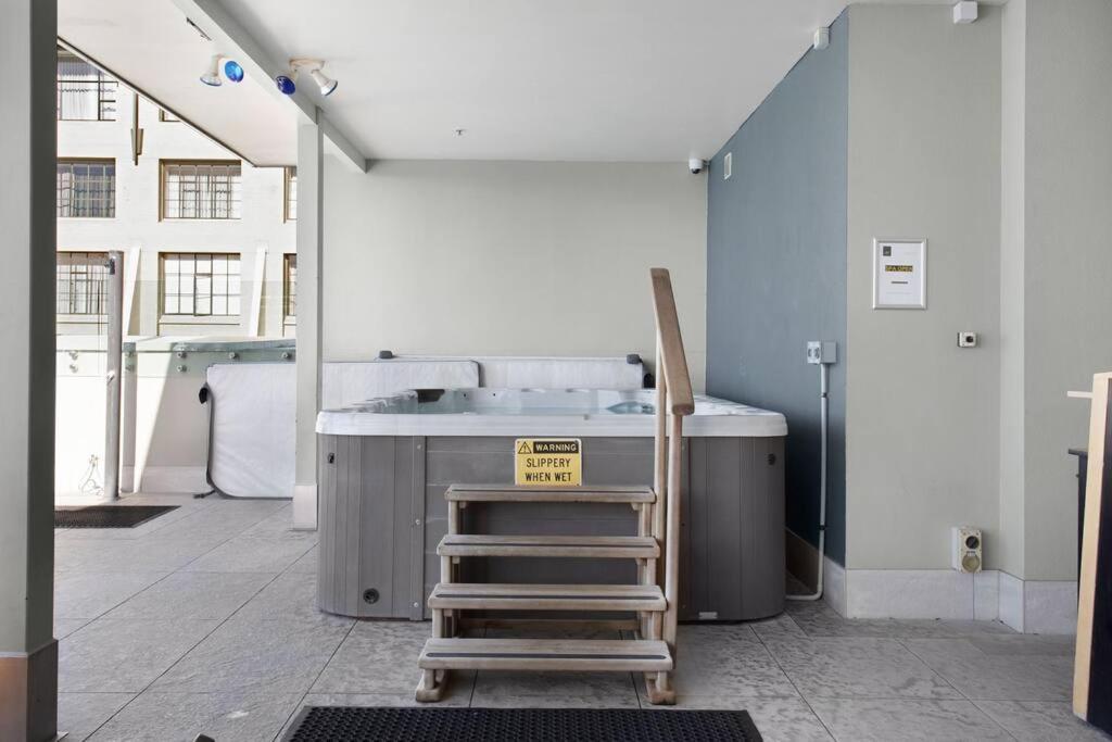Apartment Deluxe Centre Hot Tub Heated Swimming Pool