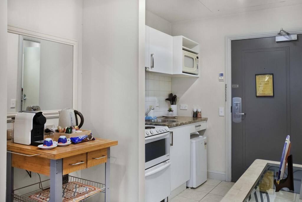 Apartment Deluxe Centre Hot Tub Heated Swimming Pool *