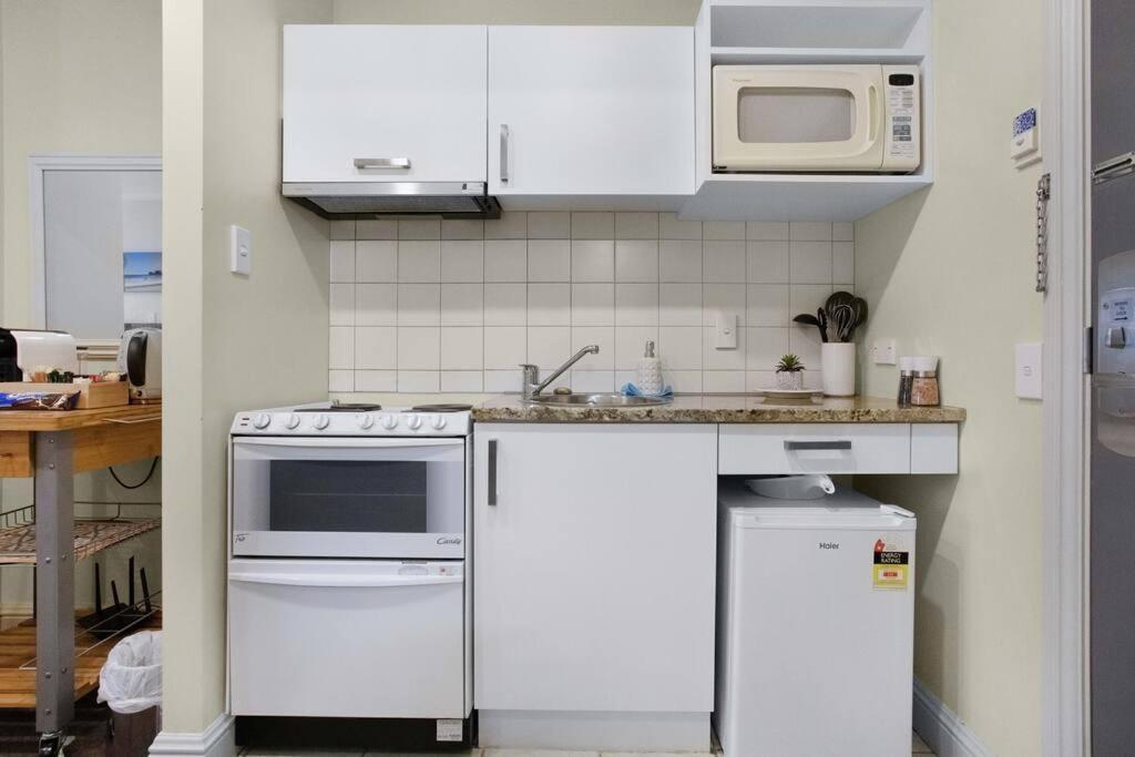 Deluxe Centre Hot Tub Heated Swimming Pool Apartment Auckland