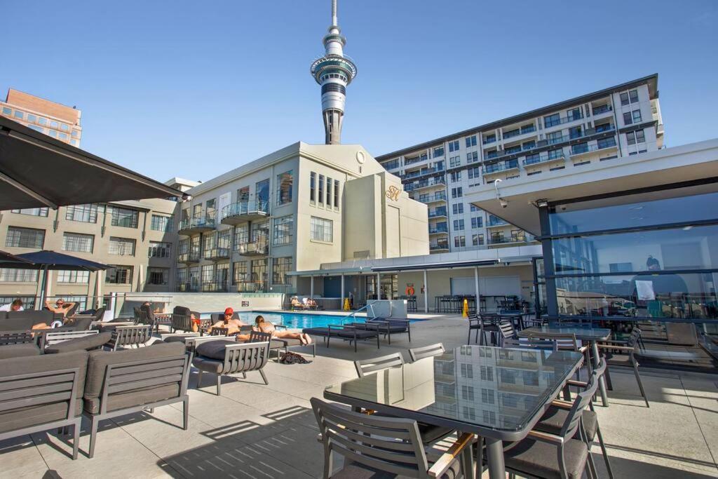 Deluxe Centre Hot Tub Heated Swimming Pool Apartment *