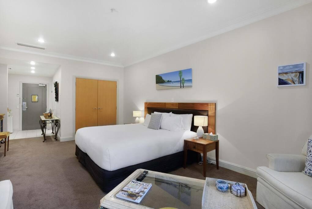 Apartment Deluxe Centre Hot Tub Heated Swimming Pool *