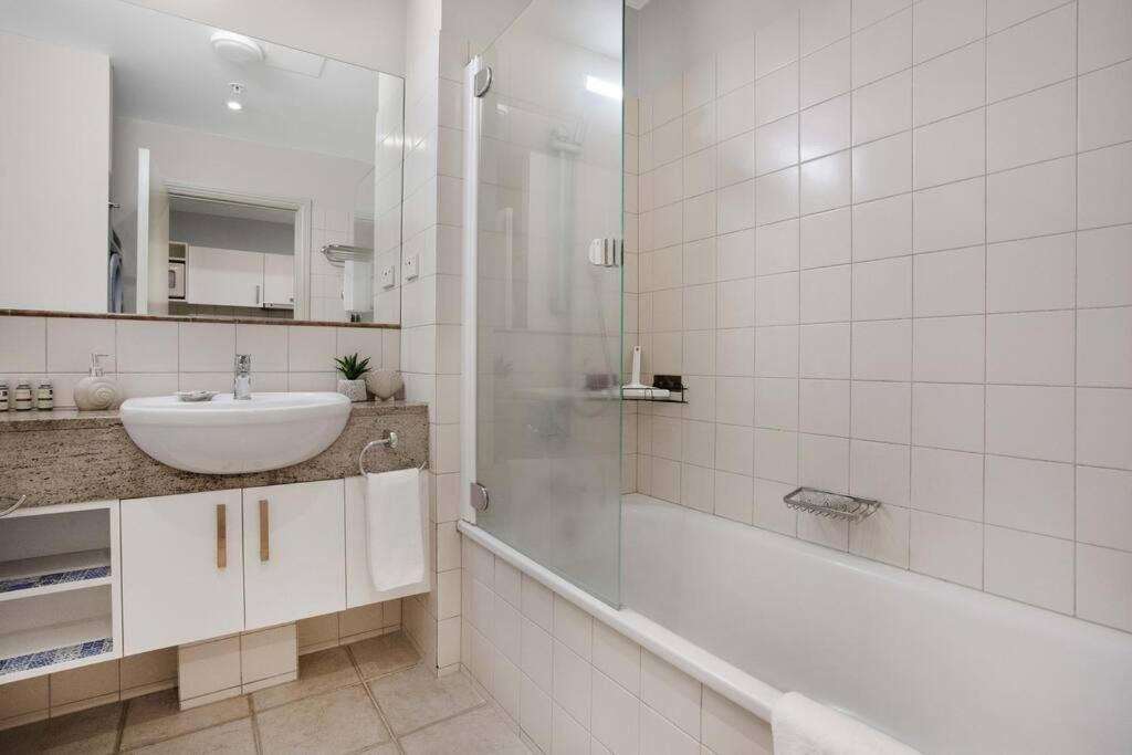Deluxe Centre Hot Tub Heated Swimming Pool Apartment Auckland