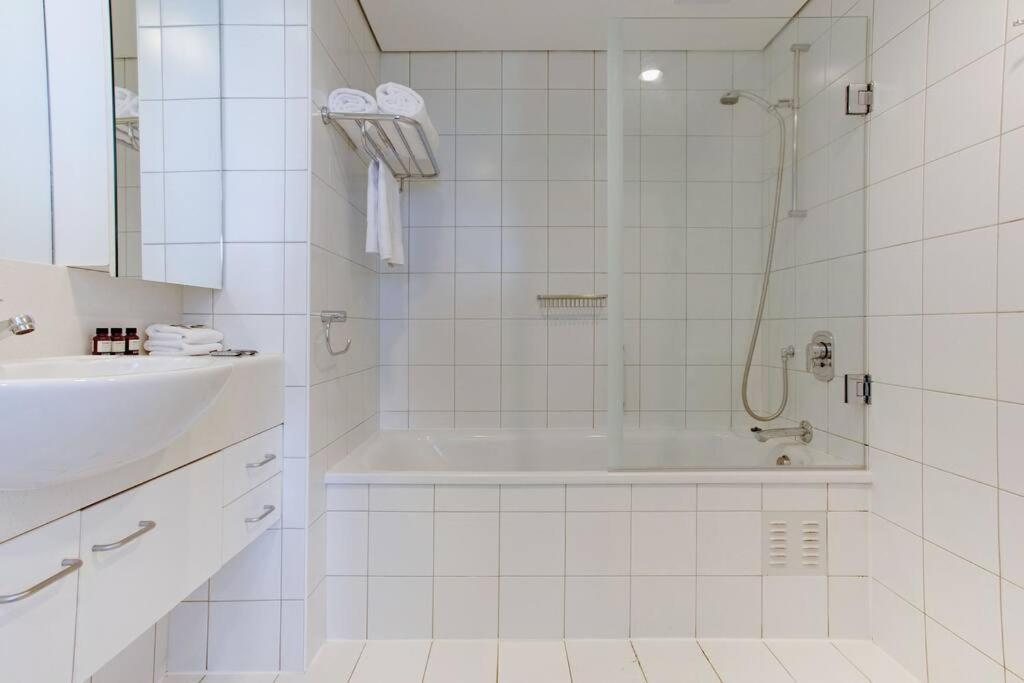 Luxurious 1br Free Carpark Gym Pool & Hottub * Auckland