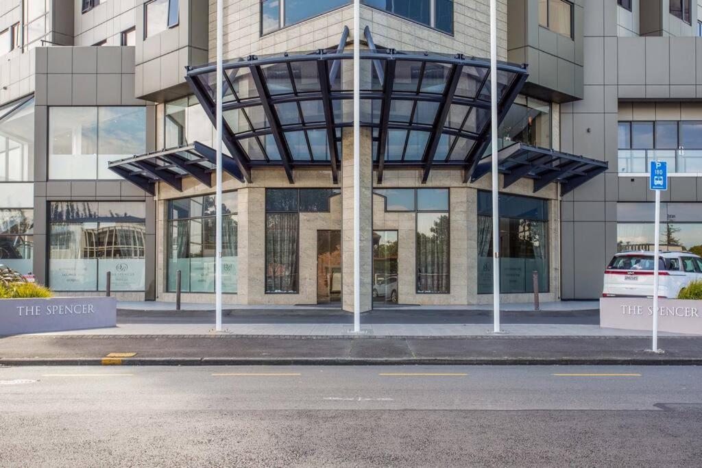 Luxurious 1br Free Carpark Gym Pool & Hottub