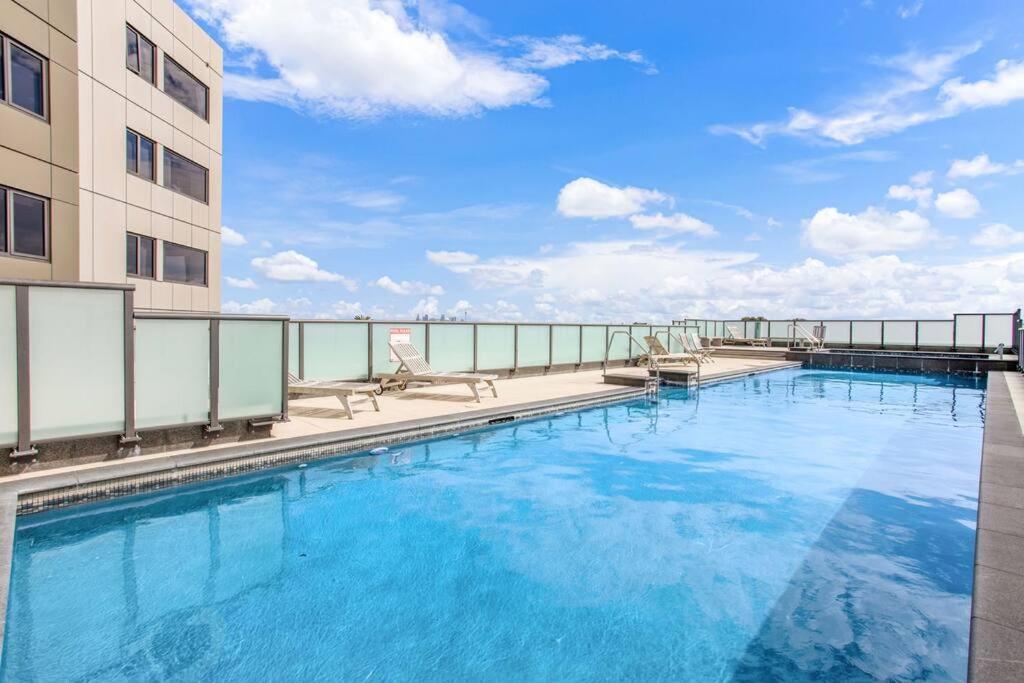 Luxurious 1br Free Carpark Gym Pool & Hottub *
