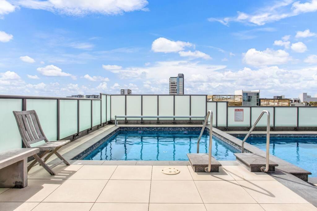 Luxurious 1br Free Carpark Gym Pool & Hottub Apartment *