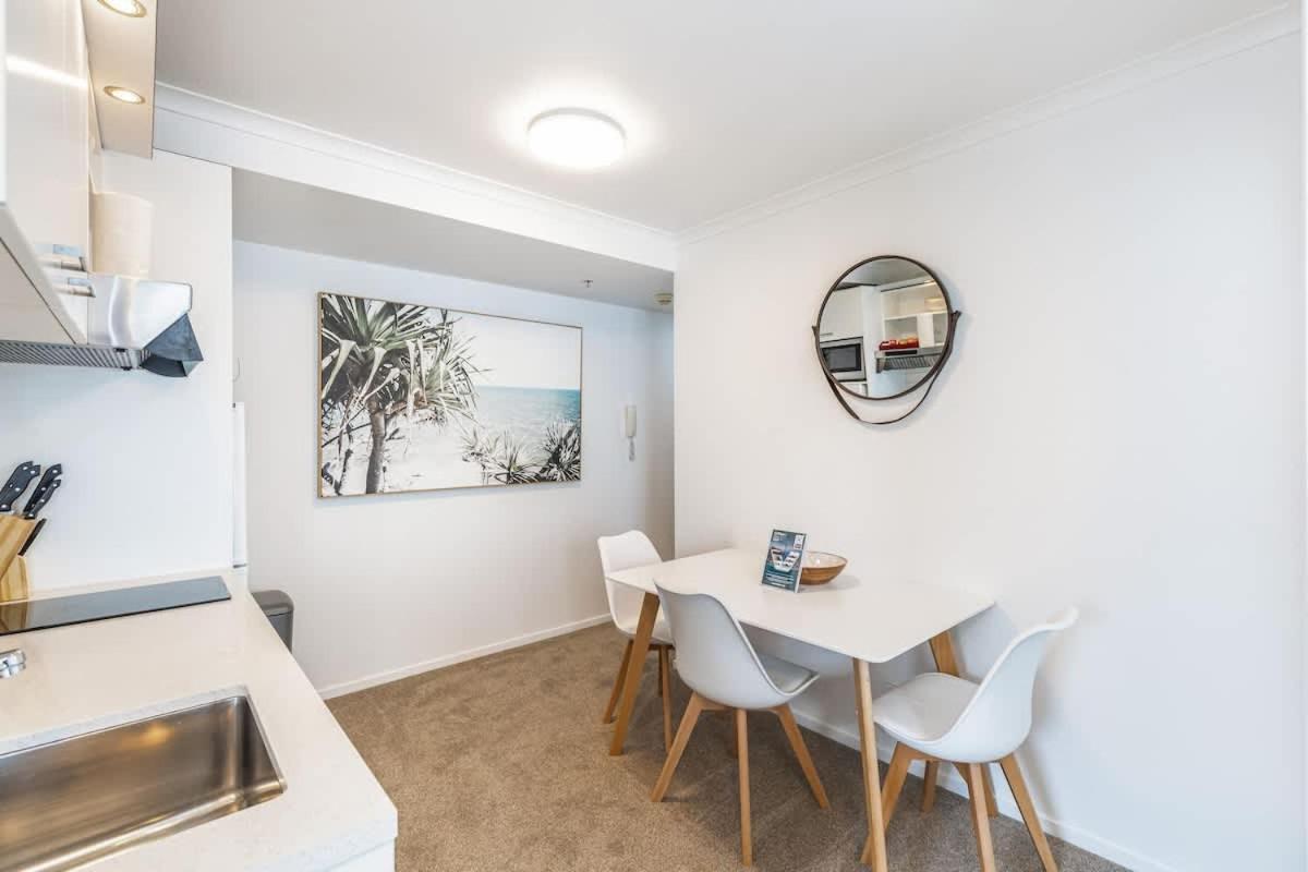 Apartment 3br W Balcony Full Kitchen & Amenities