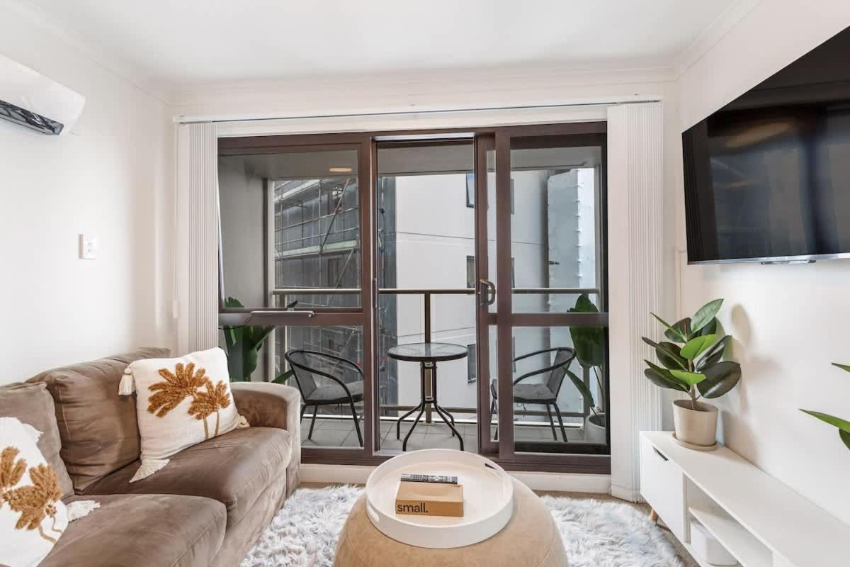 Apartment 3br W Balcony Full Kitchen & Amenities *