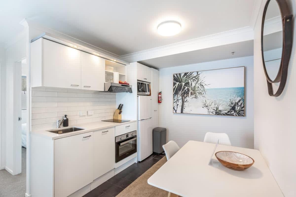 3br W Balcony Full Kitchen & Amenities *