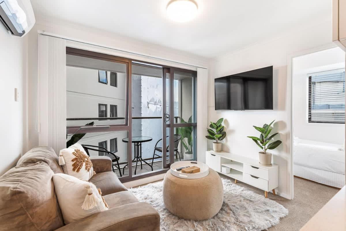 Apartment 3br W Balcony Full Kitchen & Amenities