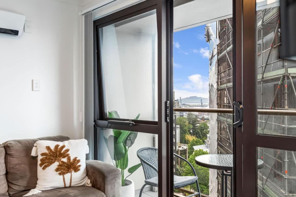 Apartment 3br W Balcony Full Kitchen & Amenities Auckland