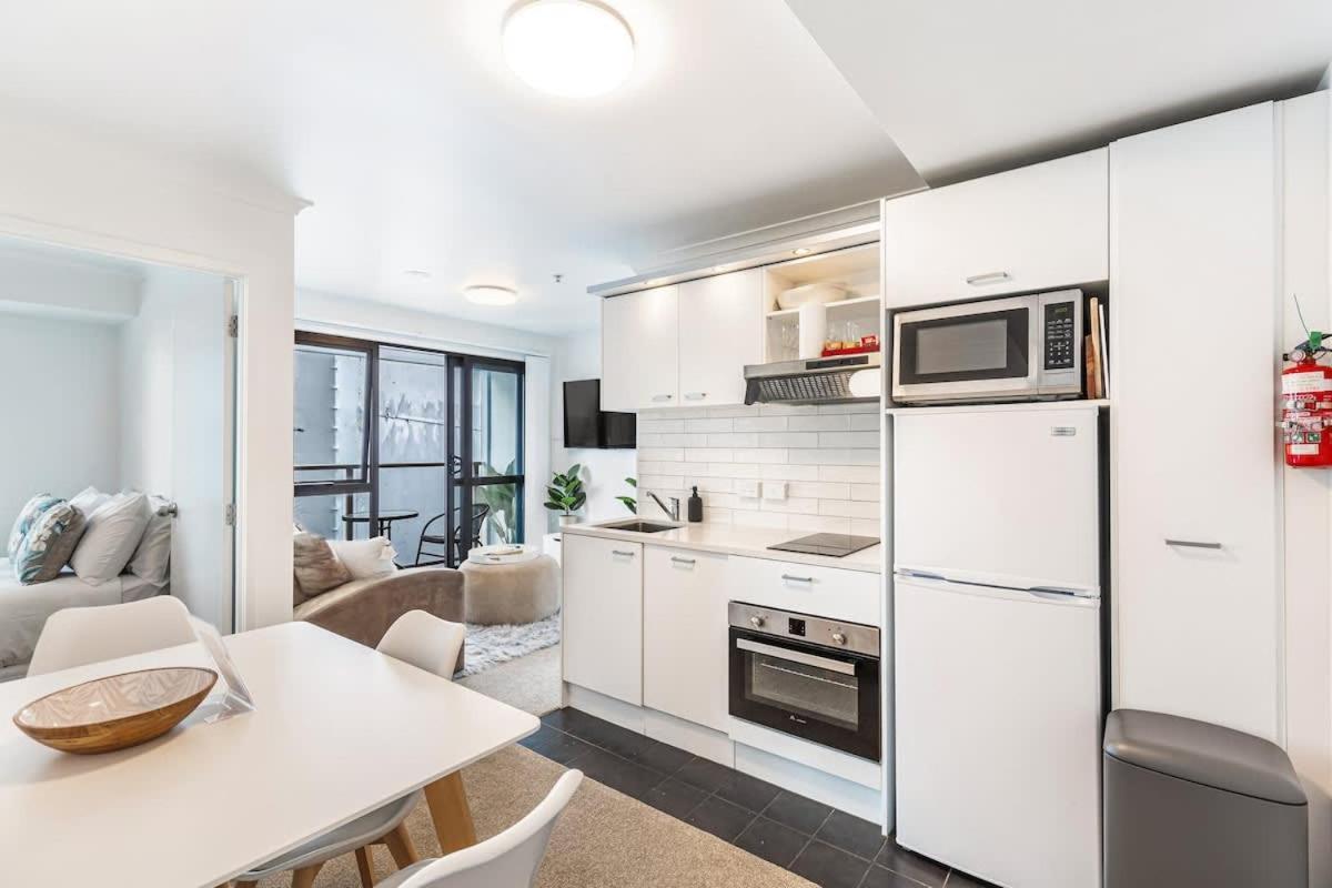 3br W Balcony Full Kitchen & Amenities Apartment