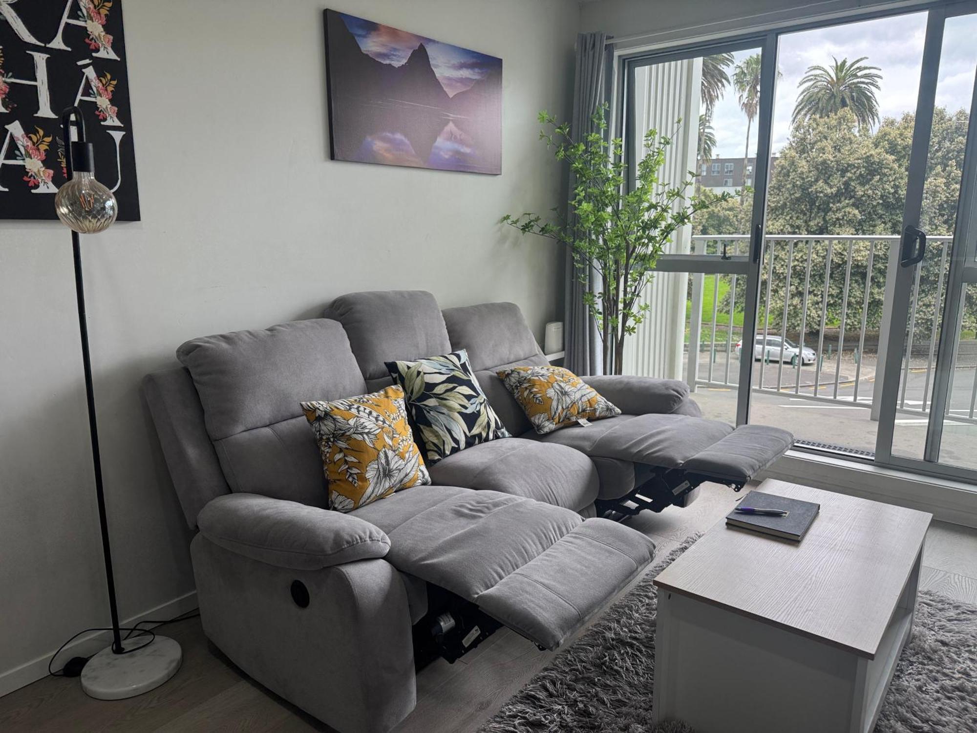 Immaculate 3 Bd 2 Bth -free Carpark & Pool