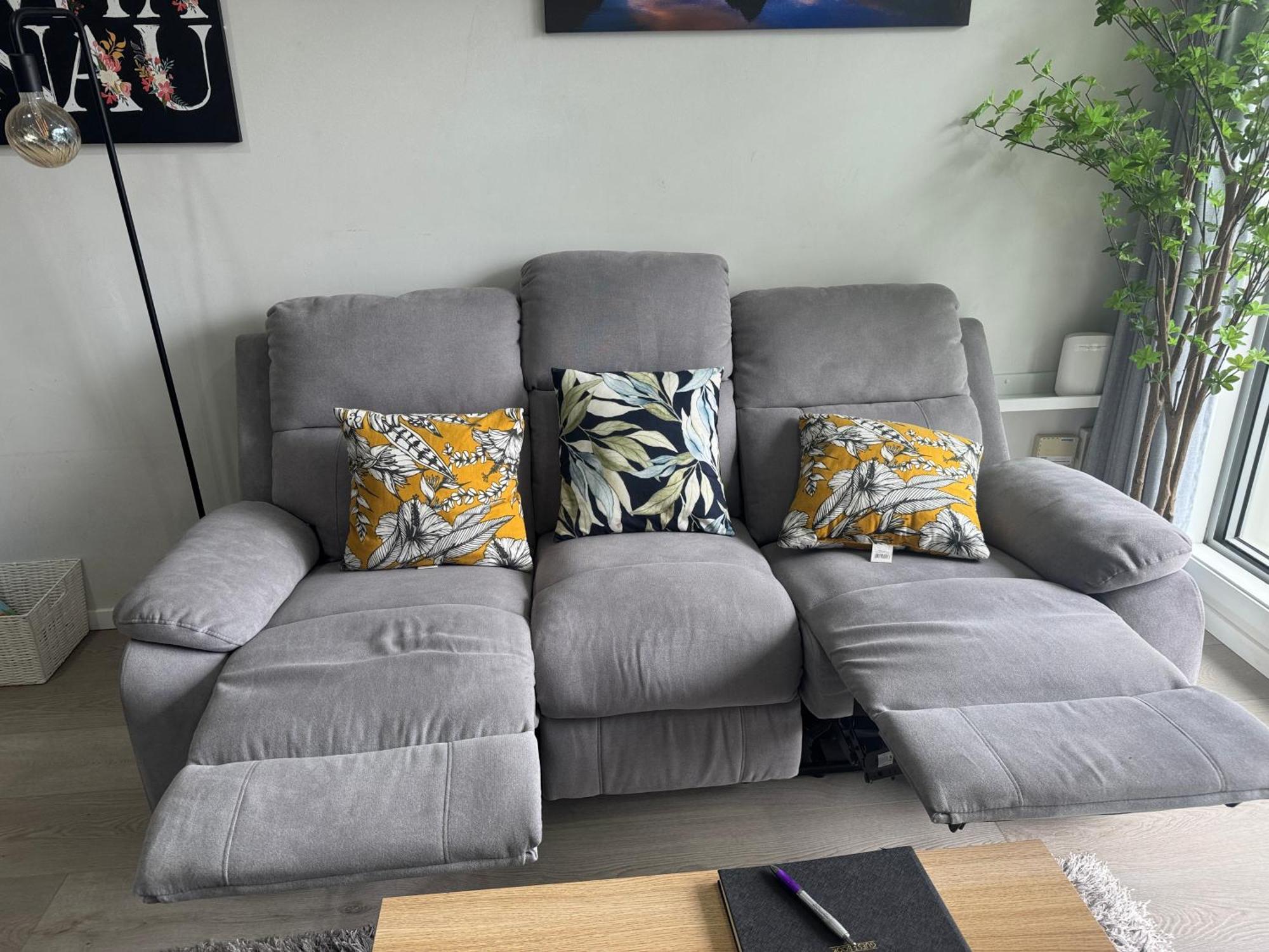Immaculate 3 Bd 2 Bth -free Carpark & Pool Apartment *