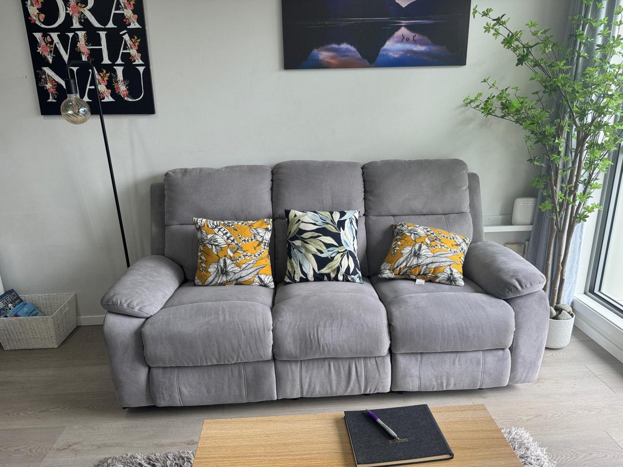Immaculate 3 Bd 2 Bth -free Carpark & Pool *