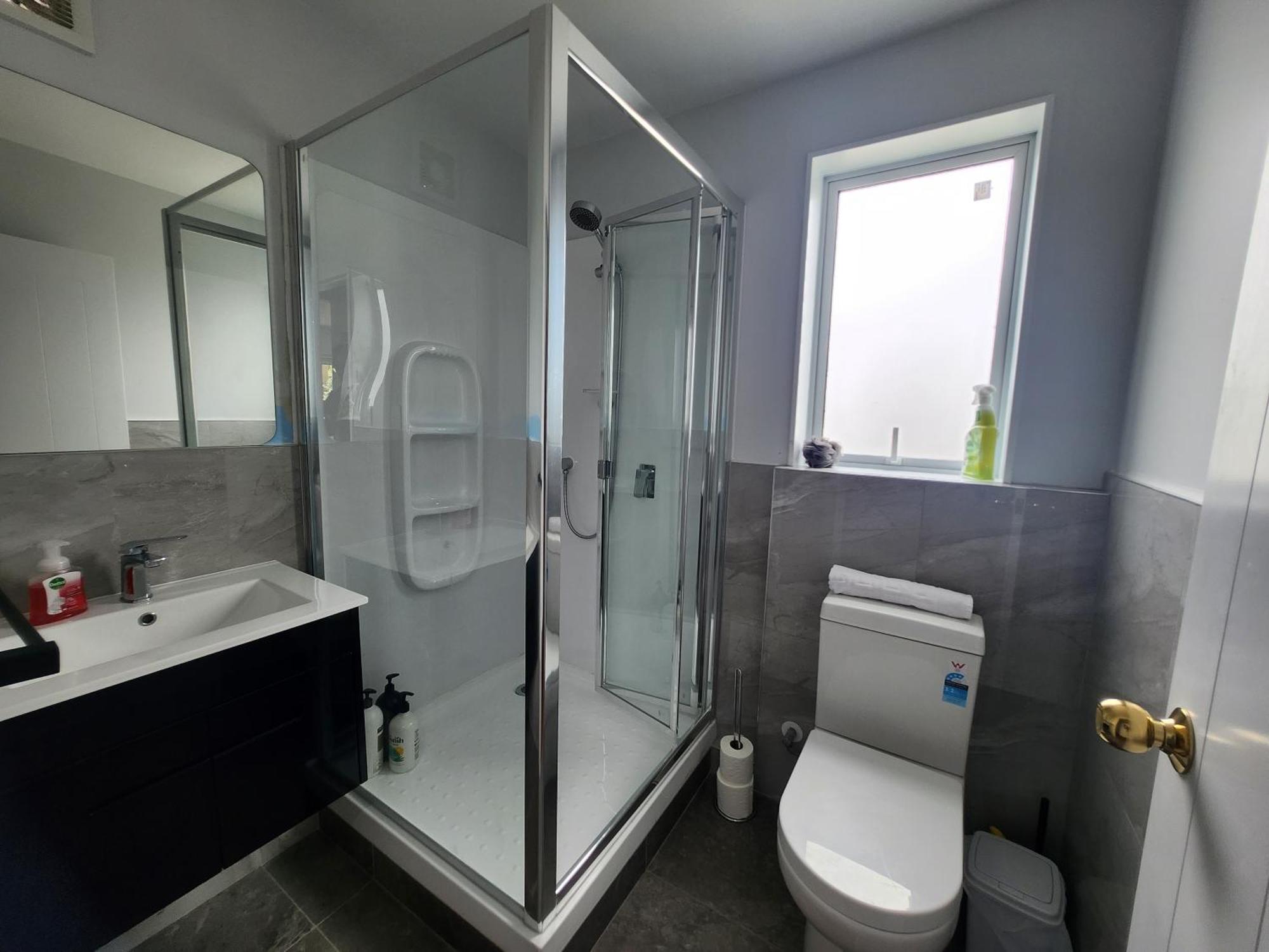 Holiday home 2 Bedroom Self Contained Near Cbd *