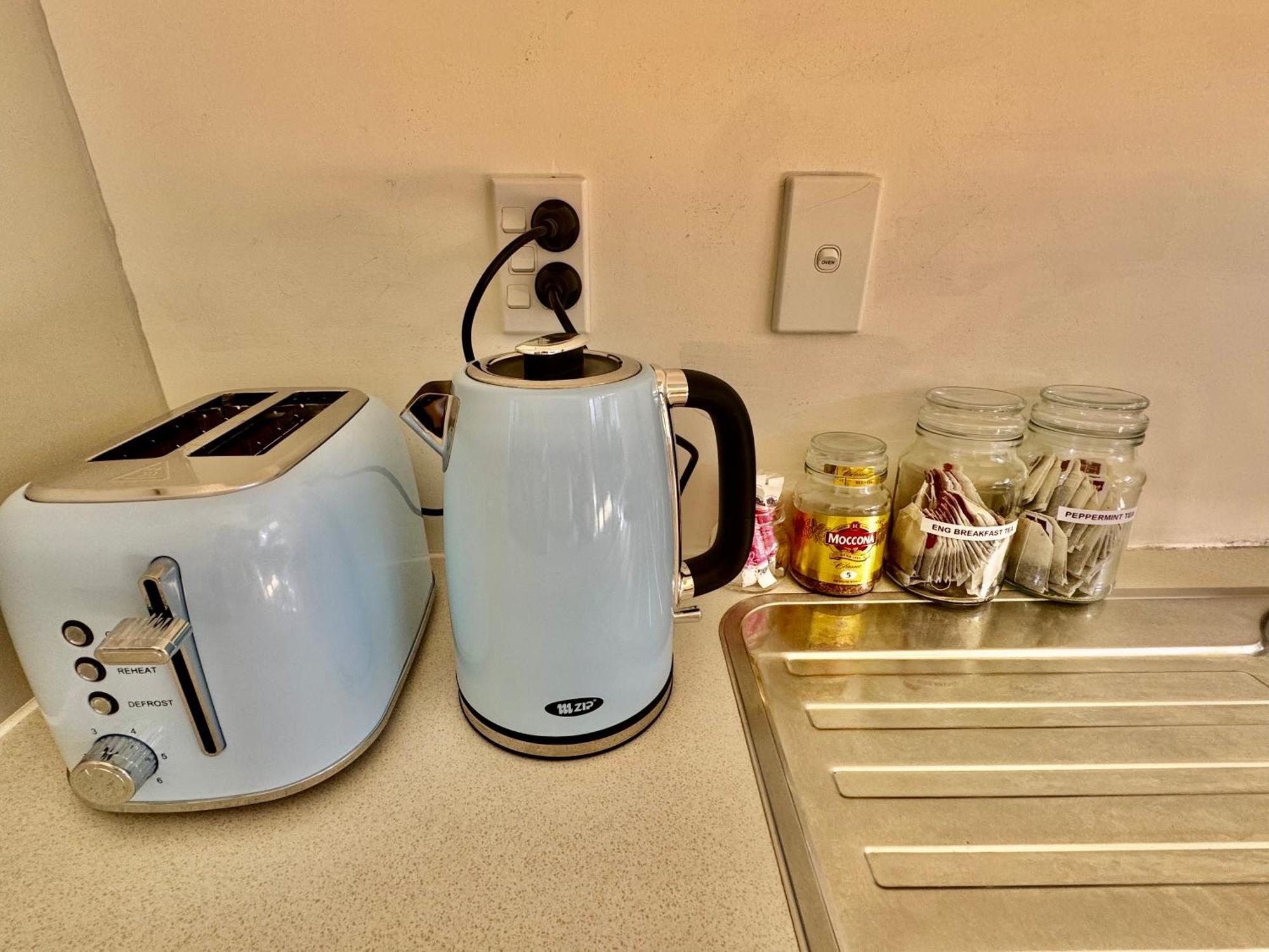 Entire Self Contained Two Bedroom-spacious And Comfortable Apartment *