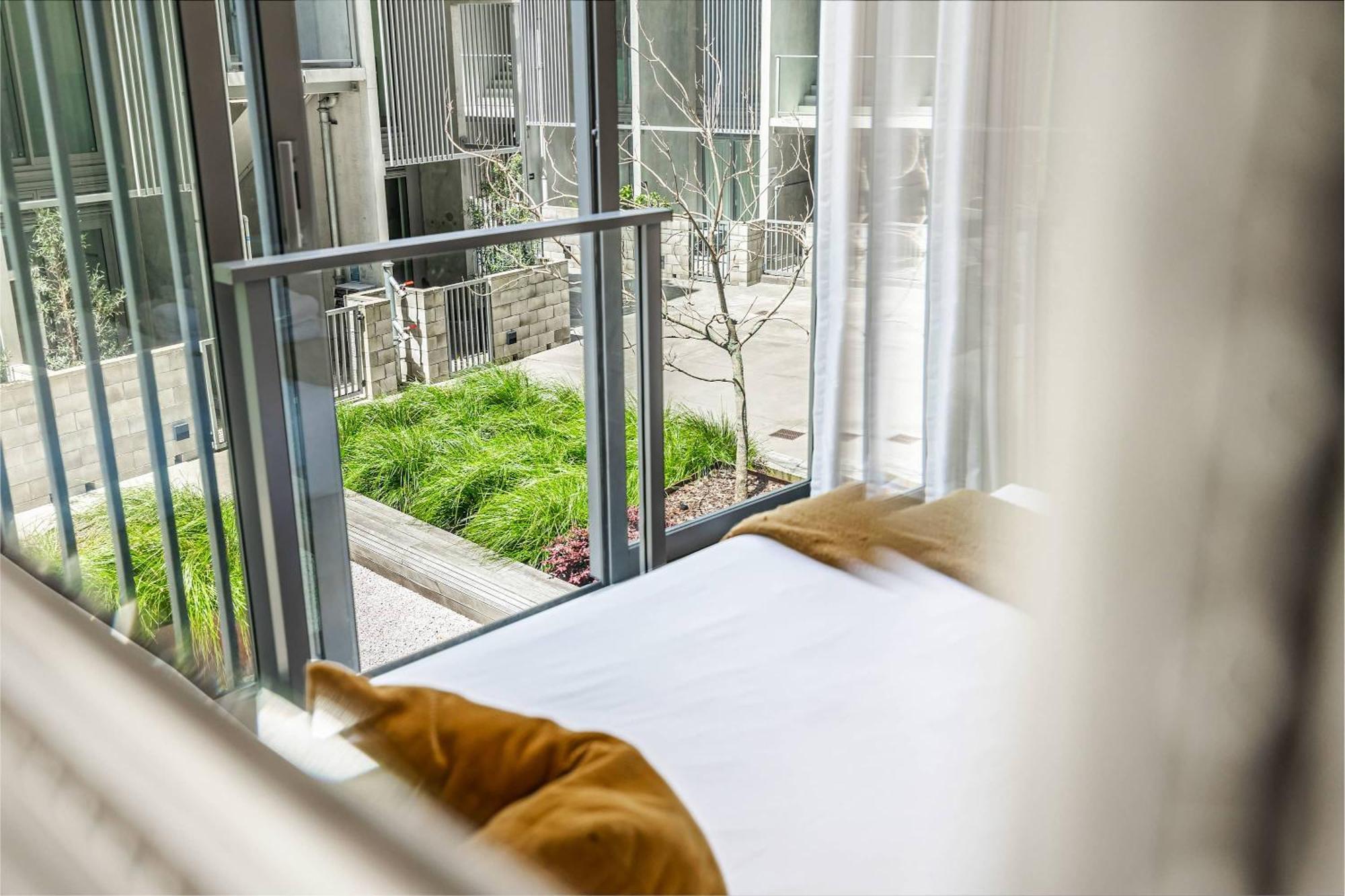 Stylish 1 Bedroom With Office Area Auckland