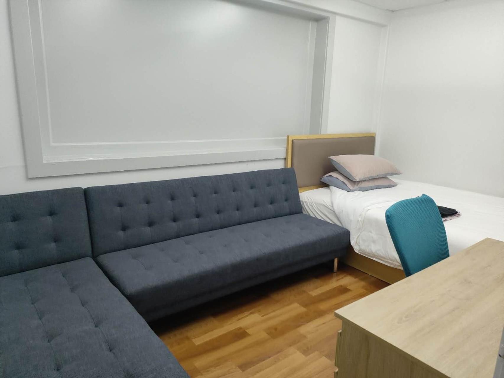 Apartment 5 Beds Including 1 Double Bed, 2 Single Beds, 2 Double Sofa Beds, 4, 37 Totara Avenue, New Lynn *
