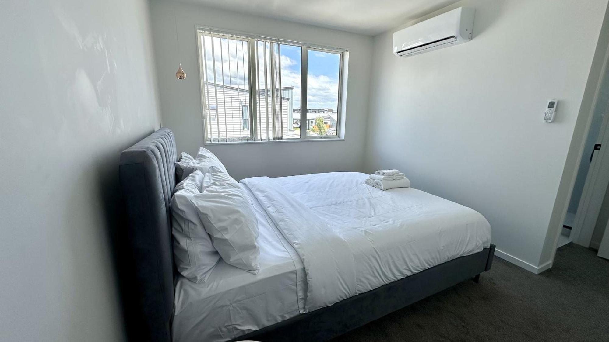 Stylish New Modern 3-br In - Perfect For Your Next Getaway! Holiday home