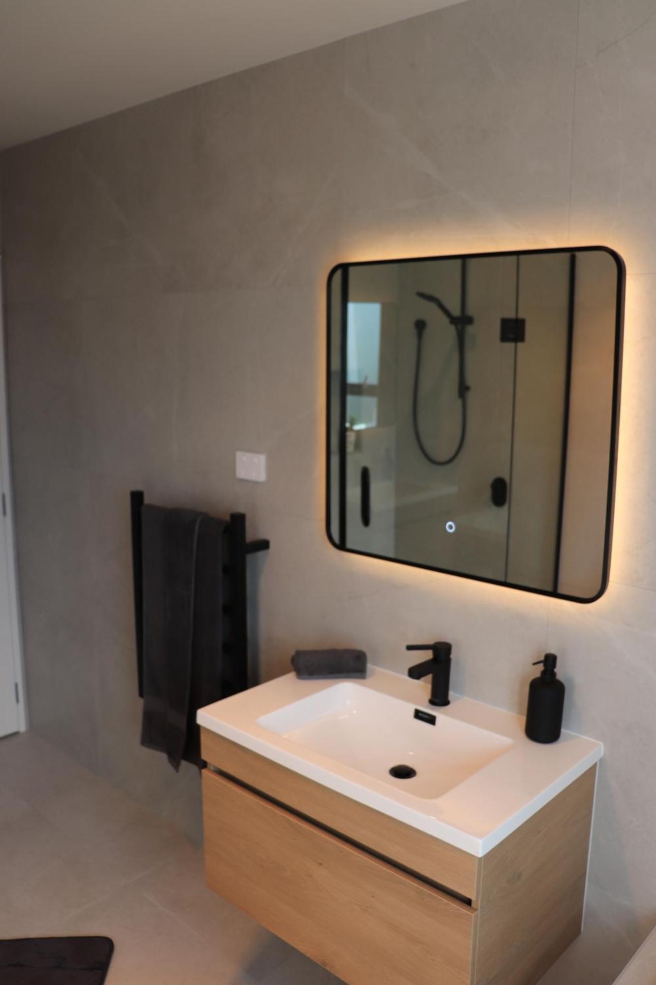 Luxe Modern Large Bedroom With Shared Kitchen And Amenities