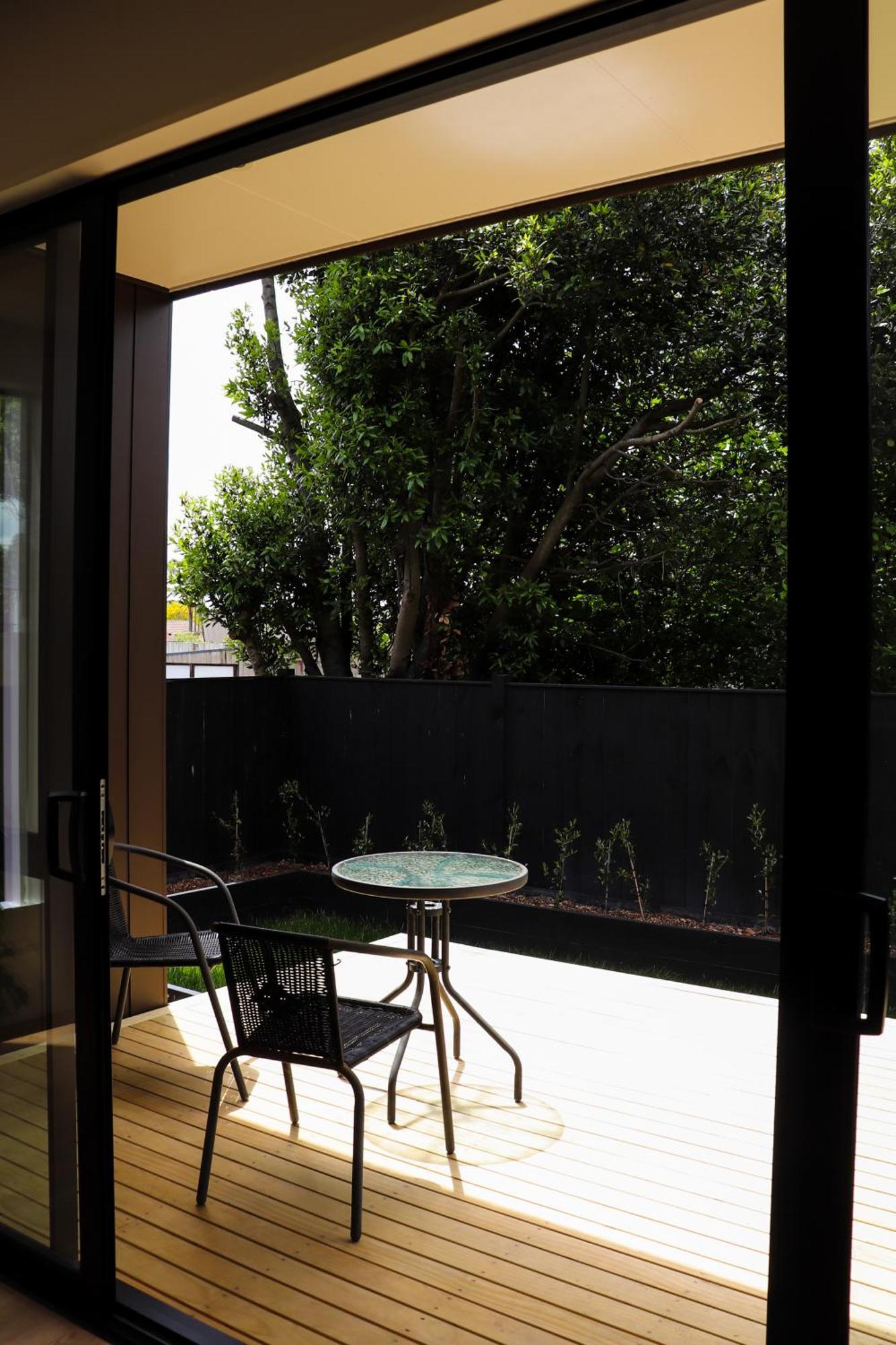 Luxe Modern Large Bedroom With Shared Kitchen And Amenities Homestay *
