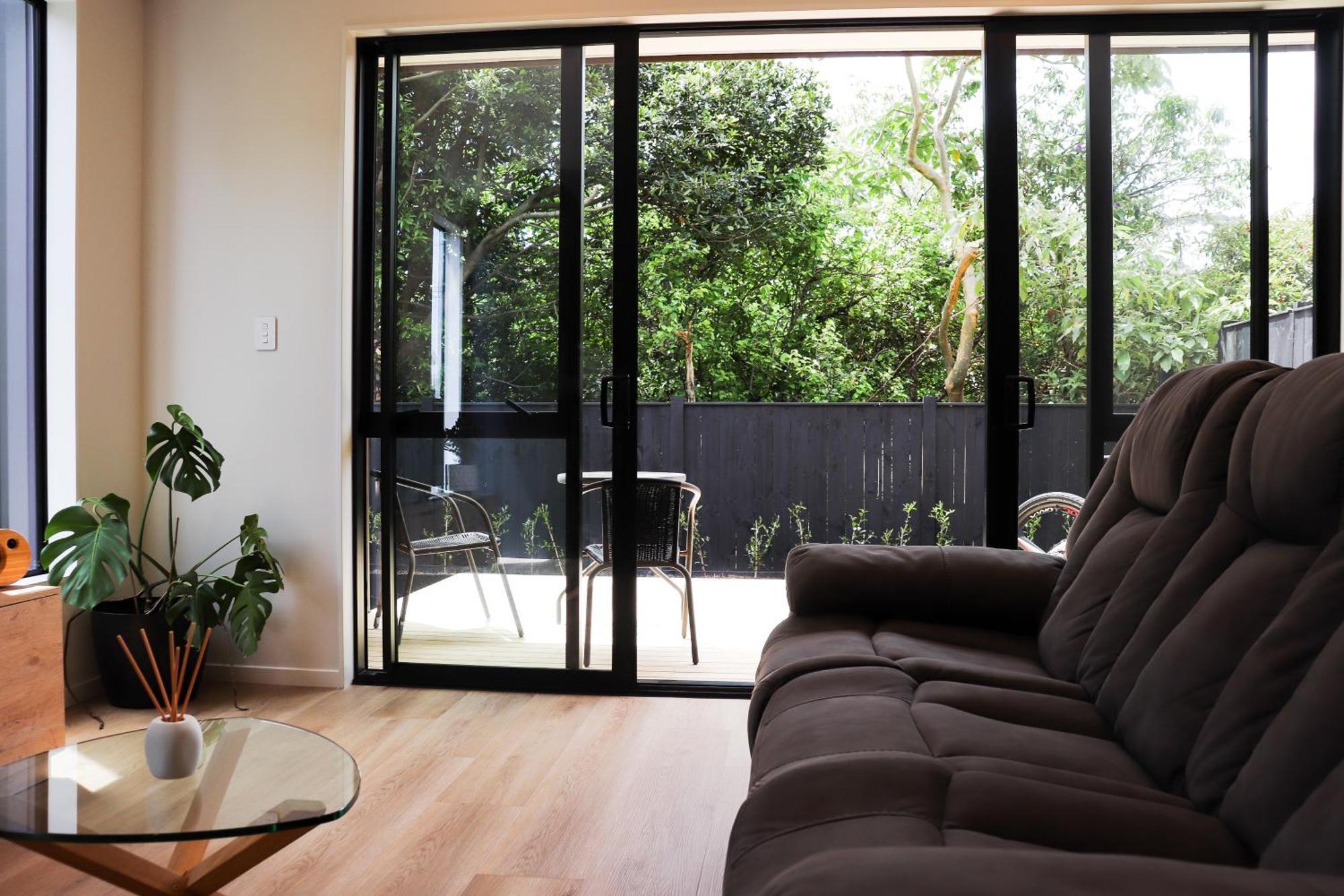 Luxe Modern Large Bedroom With Shared Kitchen And Amenities * Auckland