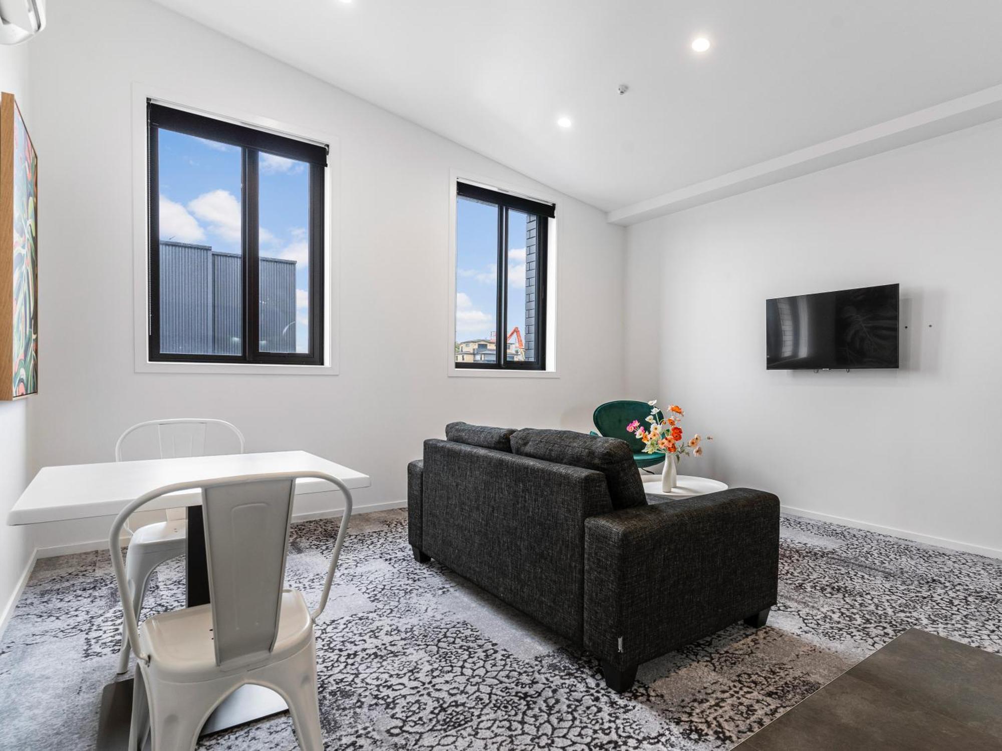 Layard 523 - West Apartment *