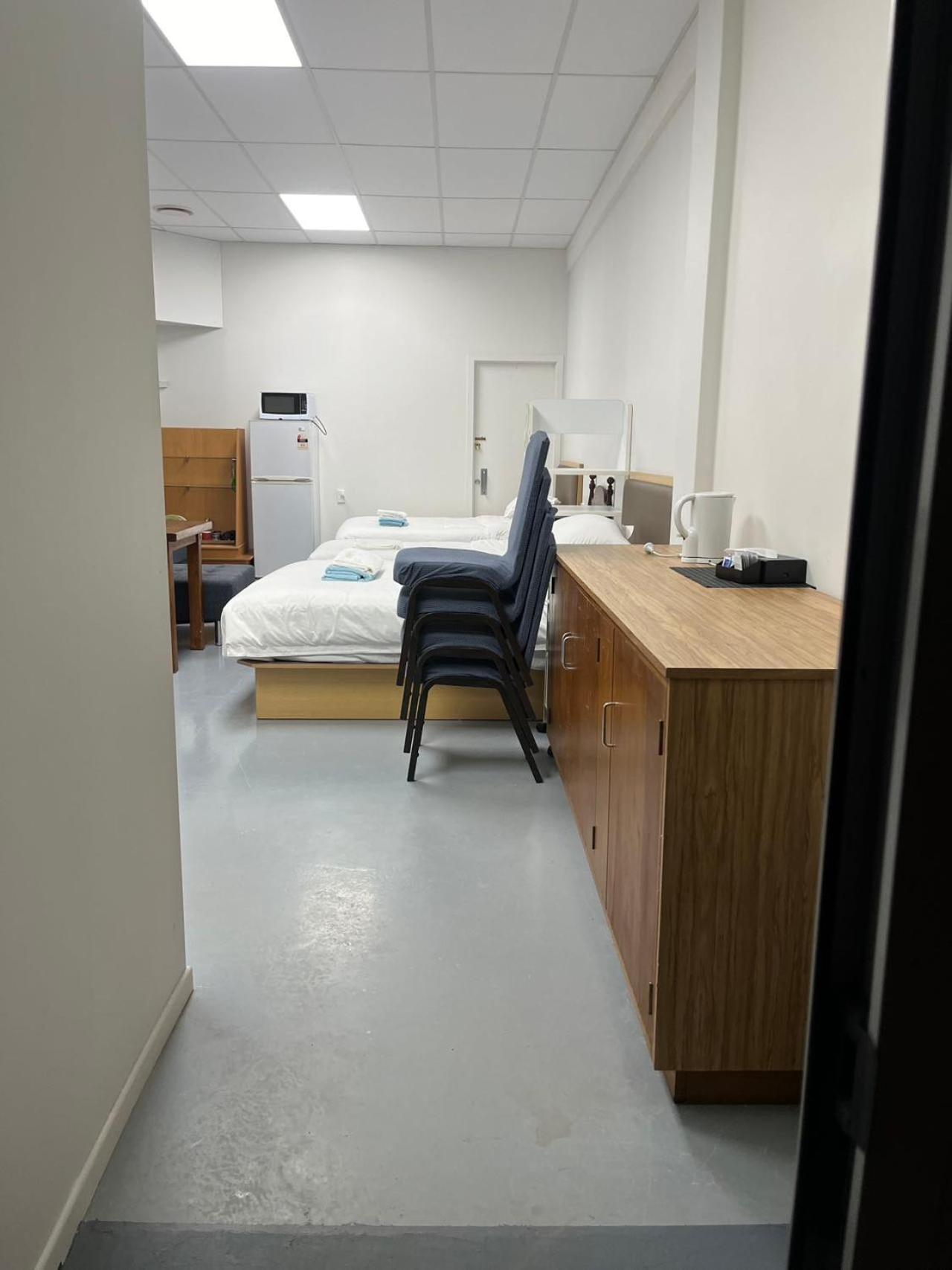 2 Double Beds, 1 Single Bed, 2 Double Sofa Beds In 1 Room, 6, 33 Totara Avenue, New Lynn, Apartment