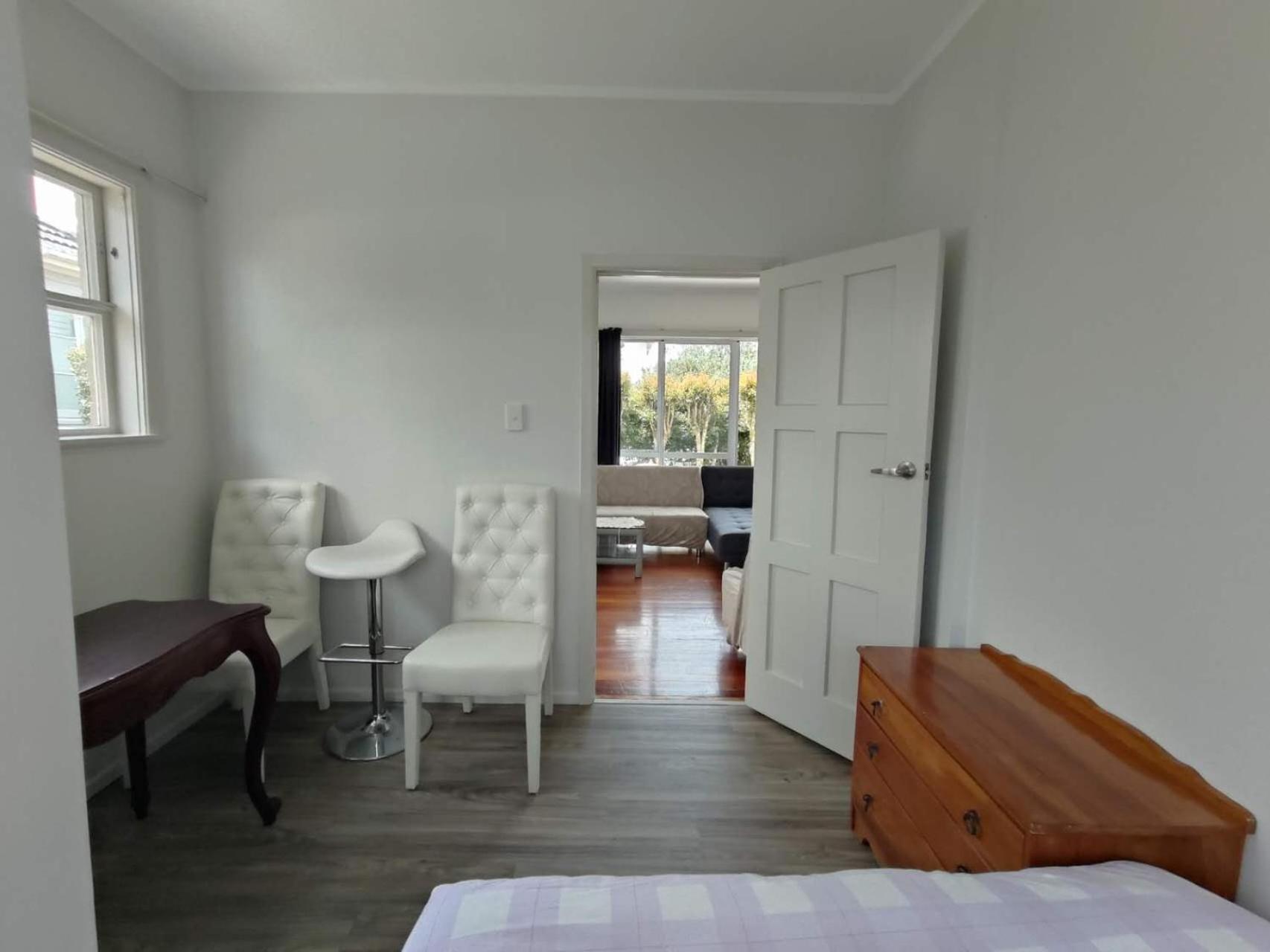 7 Beds Including 4 Double Beds, 1 Single Bed, 2 Double Sofa Beds, 8 Renton Road, Mt Albert, Holiday home *