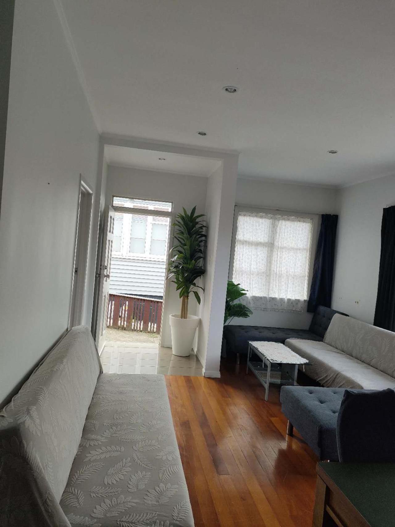 Holiday home 7 Beds Including 4 Double Beds, 1 Single Bed, 2 Double Sofa Beds, 8 Renton Road, Mt Albert, *