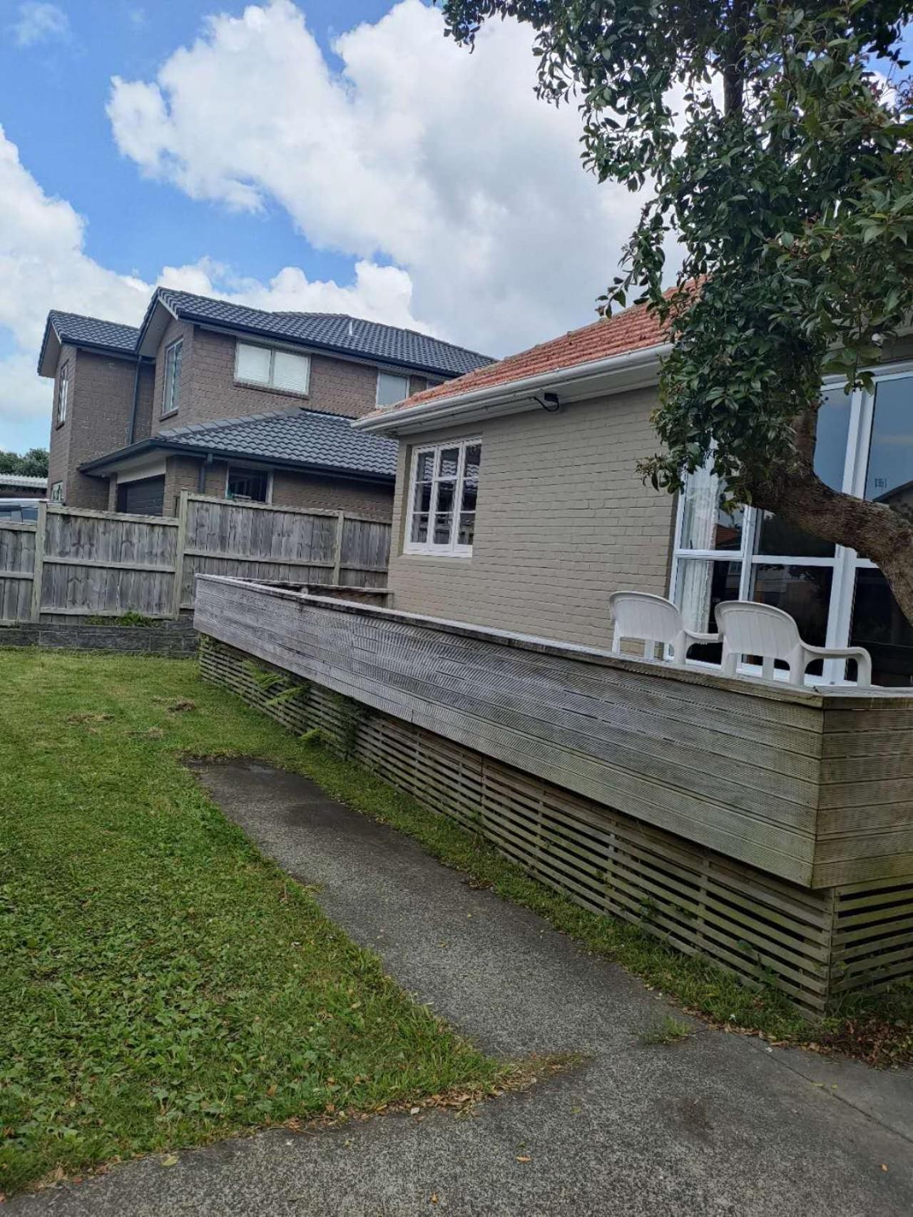 Holiday home 7 Beds Including 4 Double Beds, 1 Single Bed, 2 Double Sofa Beds, 8 Renton Road, Mt Albert,
