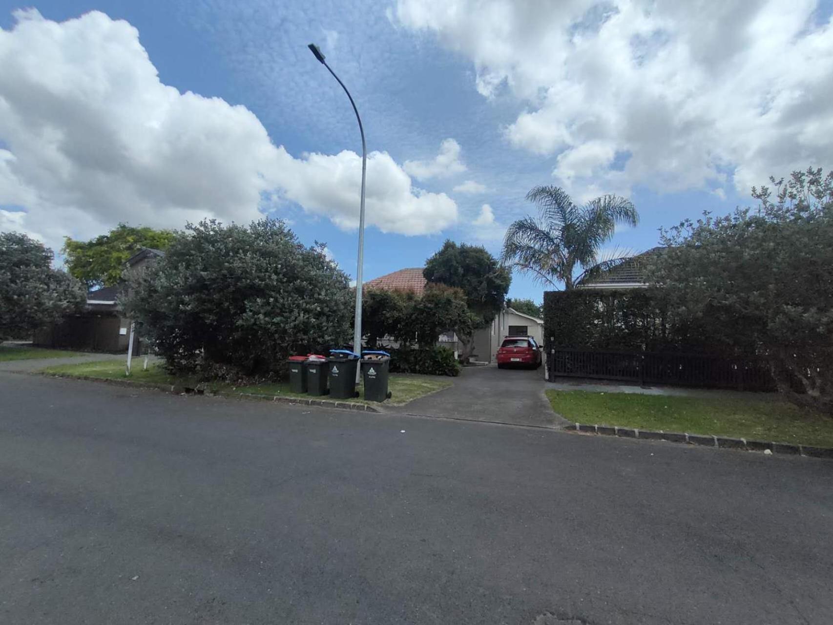 7 Beds Including 4 Double Beds, 1 Single Bed, 2 Double Sofa Beds, 8 Renton Road, Mt Albert, Holiday home Auckland