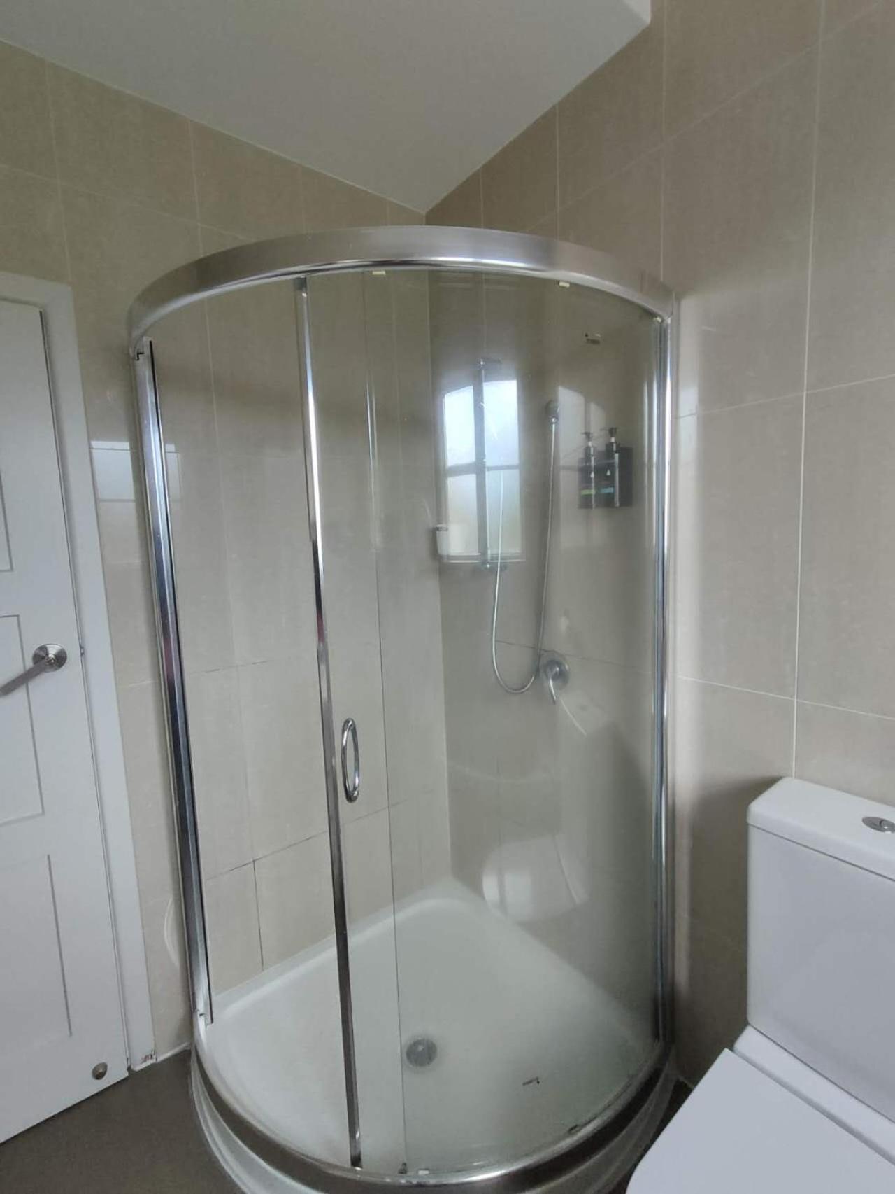Holiday home 7 Beds Including 4 Double Beds, 1 Single Bed, 2 Double Sofa Beds, 8 Renton Road, Mt Albert,