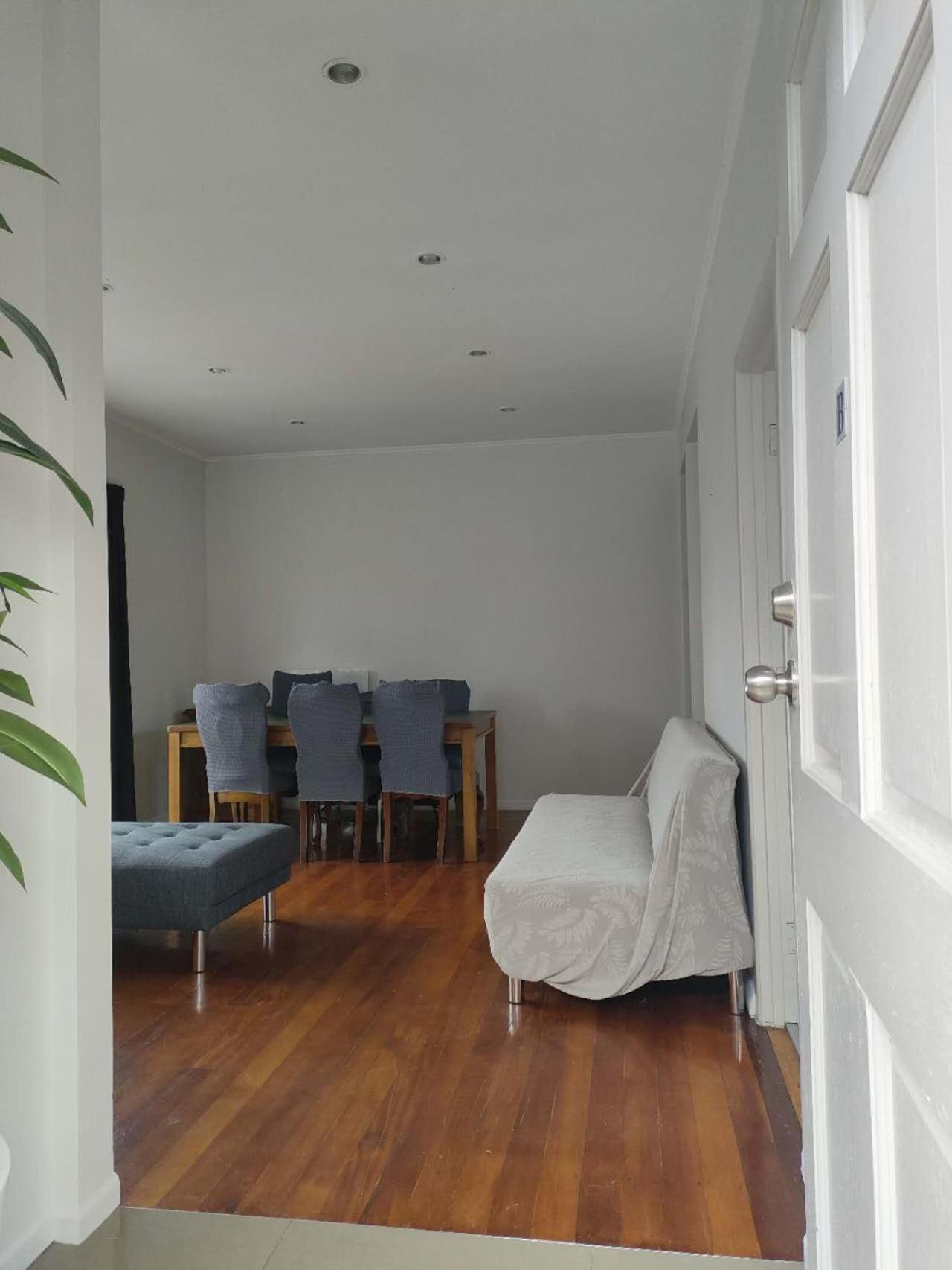 7 Beds Including 4 Double Beds, 1 Single Bed, 2 Double Sofa Beds, 8 Renton Road, Mt Albert, Holiday home Auckland