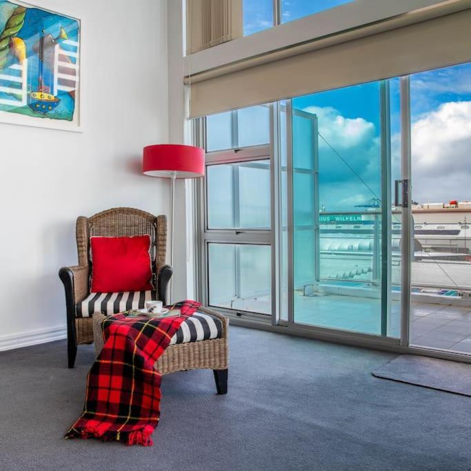 Large 1br With Waterfront View