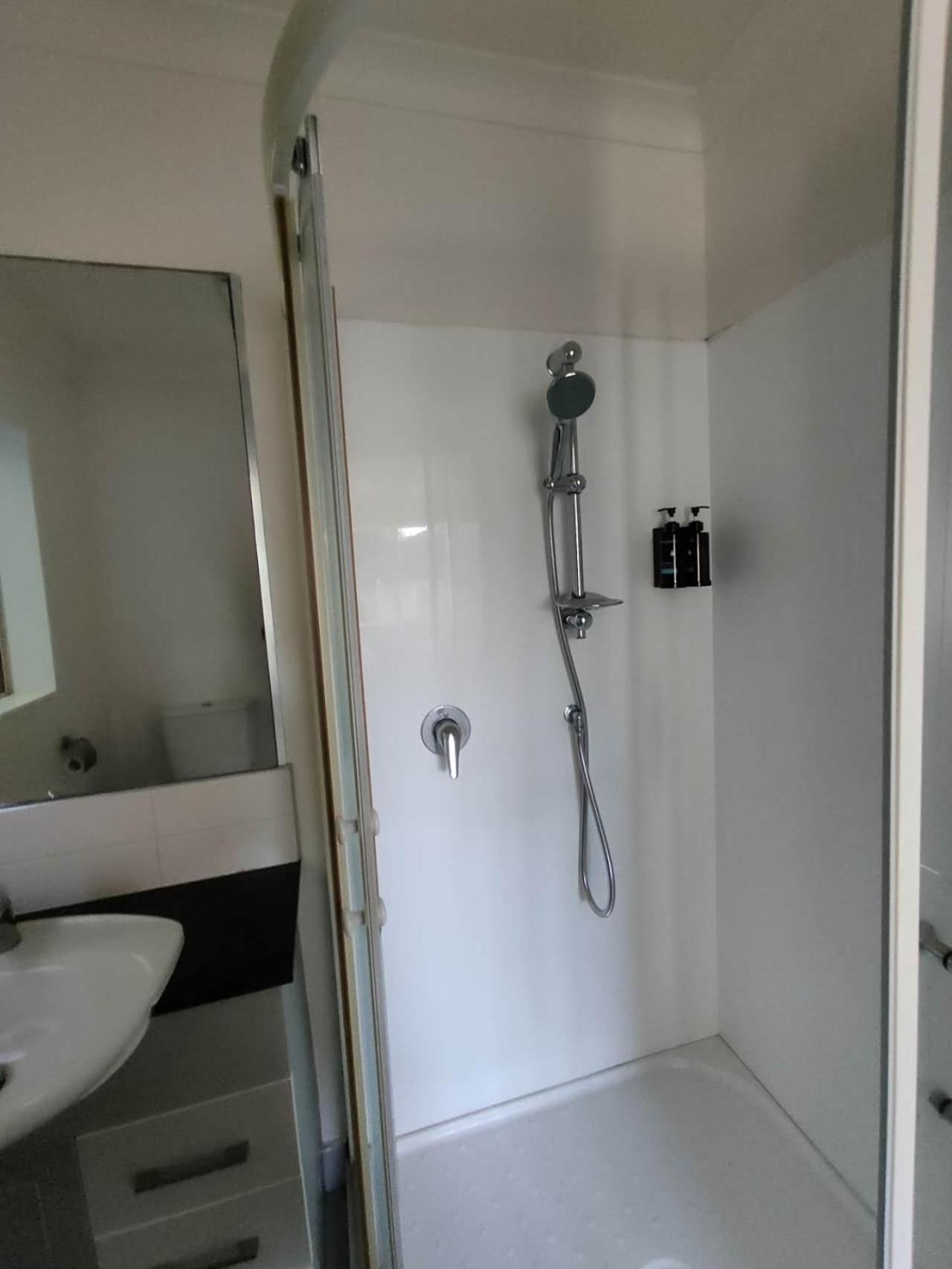 5 Bedroom Sweet House 82a Richardson Road Auckland