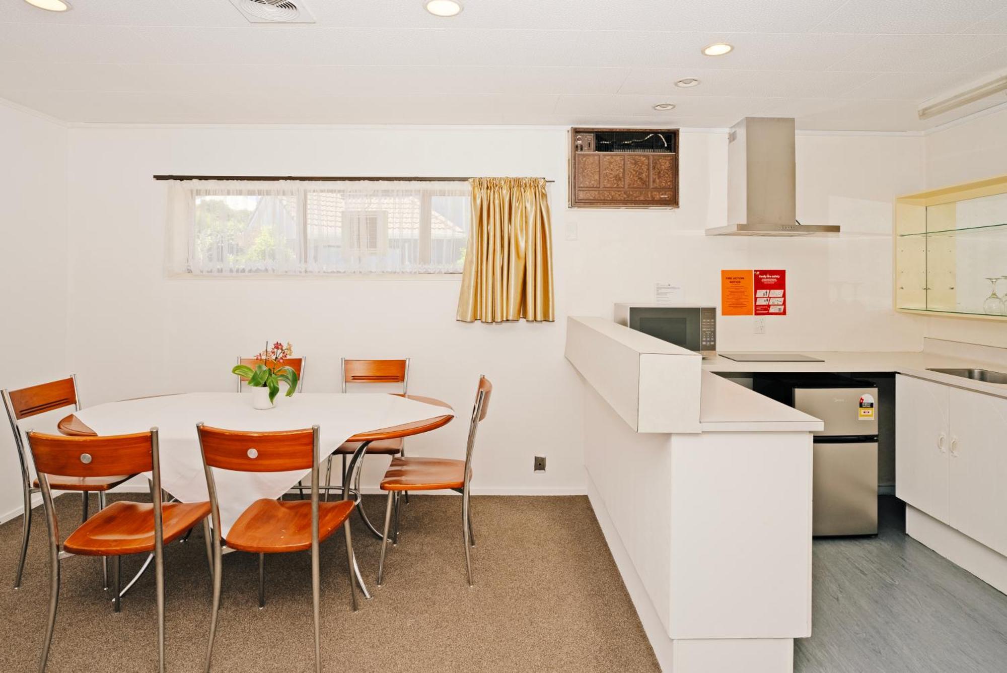 Dukes Midway Motel 4*